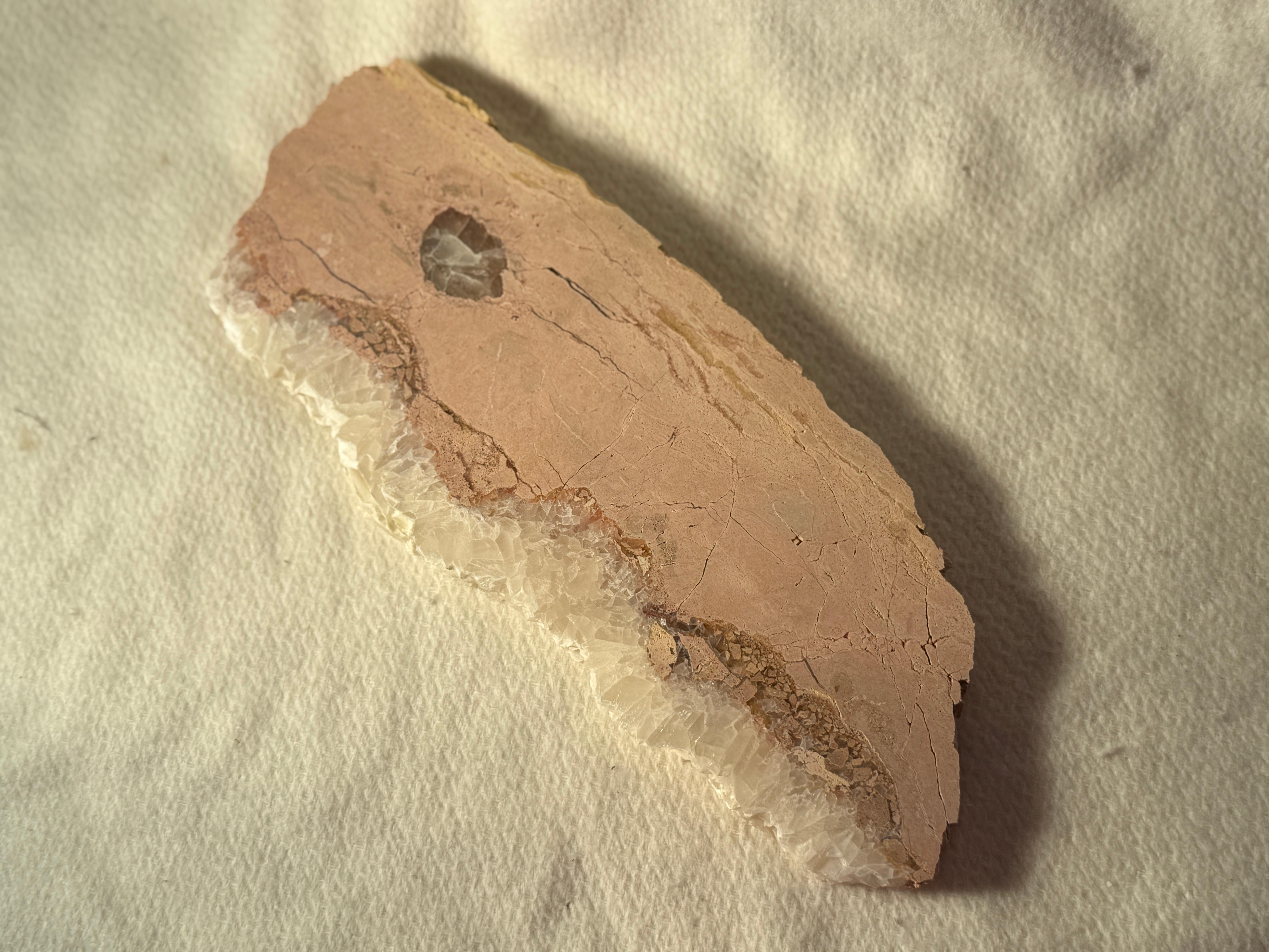 Großes Luxus-Quarz-Tablett Zentraler Weißer Quarz Geode Einzigartiger A. Stone Jewerly im Angebot 2