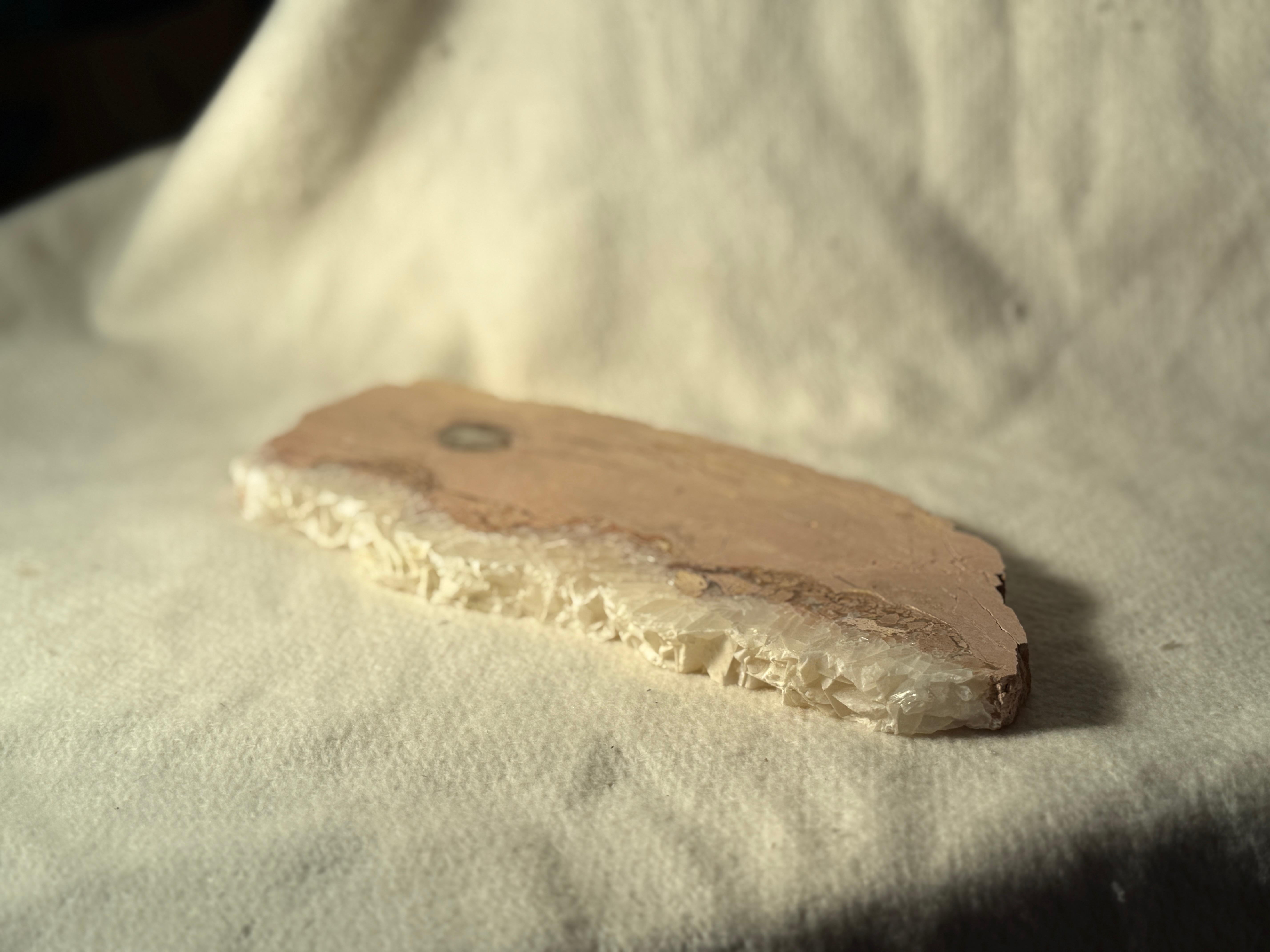 Großes Luxus-Quarz-Tablett Zentraler Weißer Quarz Geode Einzigartiger A. Stone Jewerly im Angebot 3