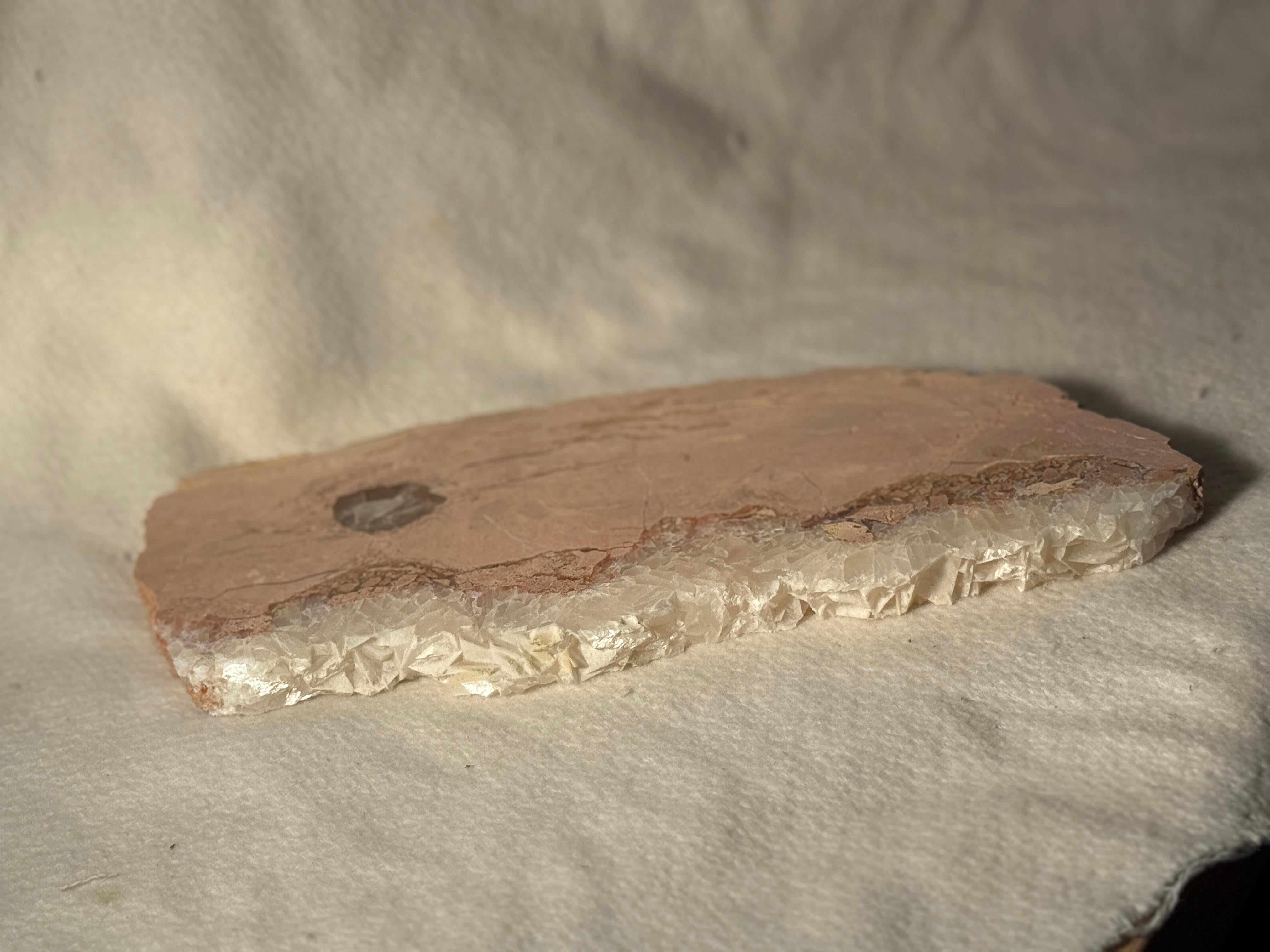 Großes Luxus-Quarz-Tablett Zentraler Weißer Quarz Geode Einzigartiger A. Stone Jewerly
Das luxuriöse Natursteintablett mit Quarz ist der Anker der charakteristischen Meddel-Kollektion aus Kalkstein und weißem Quarz, die in Spanien von dem