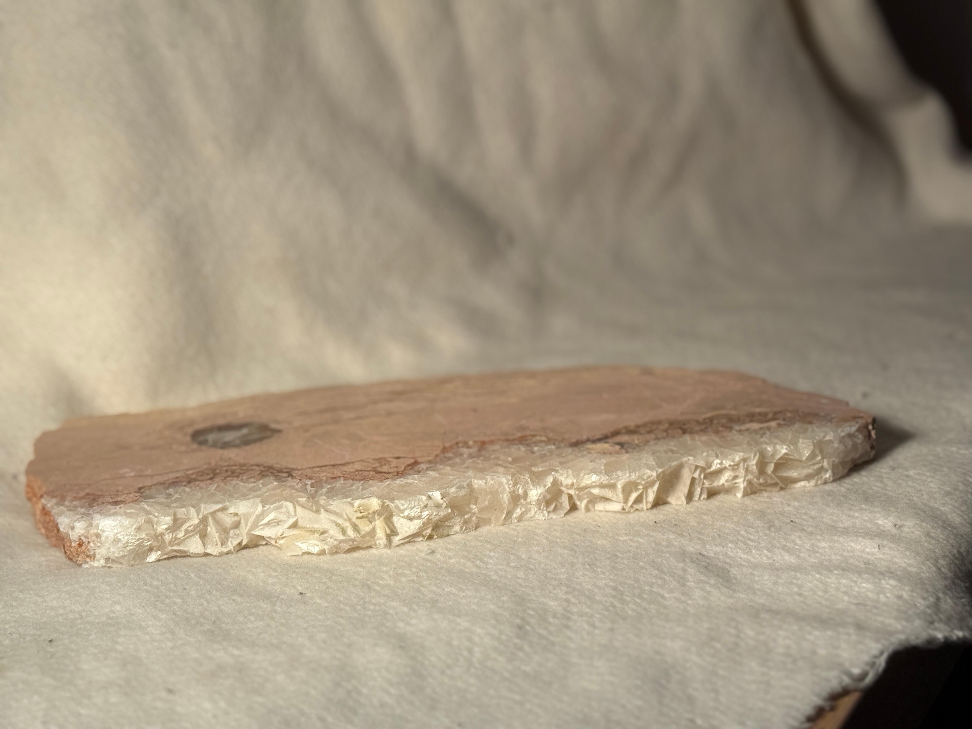 Großes Luxus-Quarz-Tablett Zentraler Weißer Quarz Geode Einzigartiger A. Stone Jewerly (Brutalismus) im Angebot