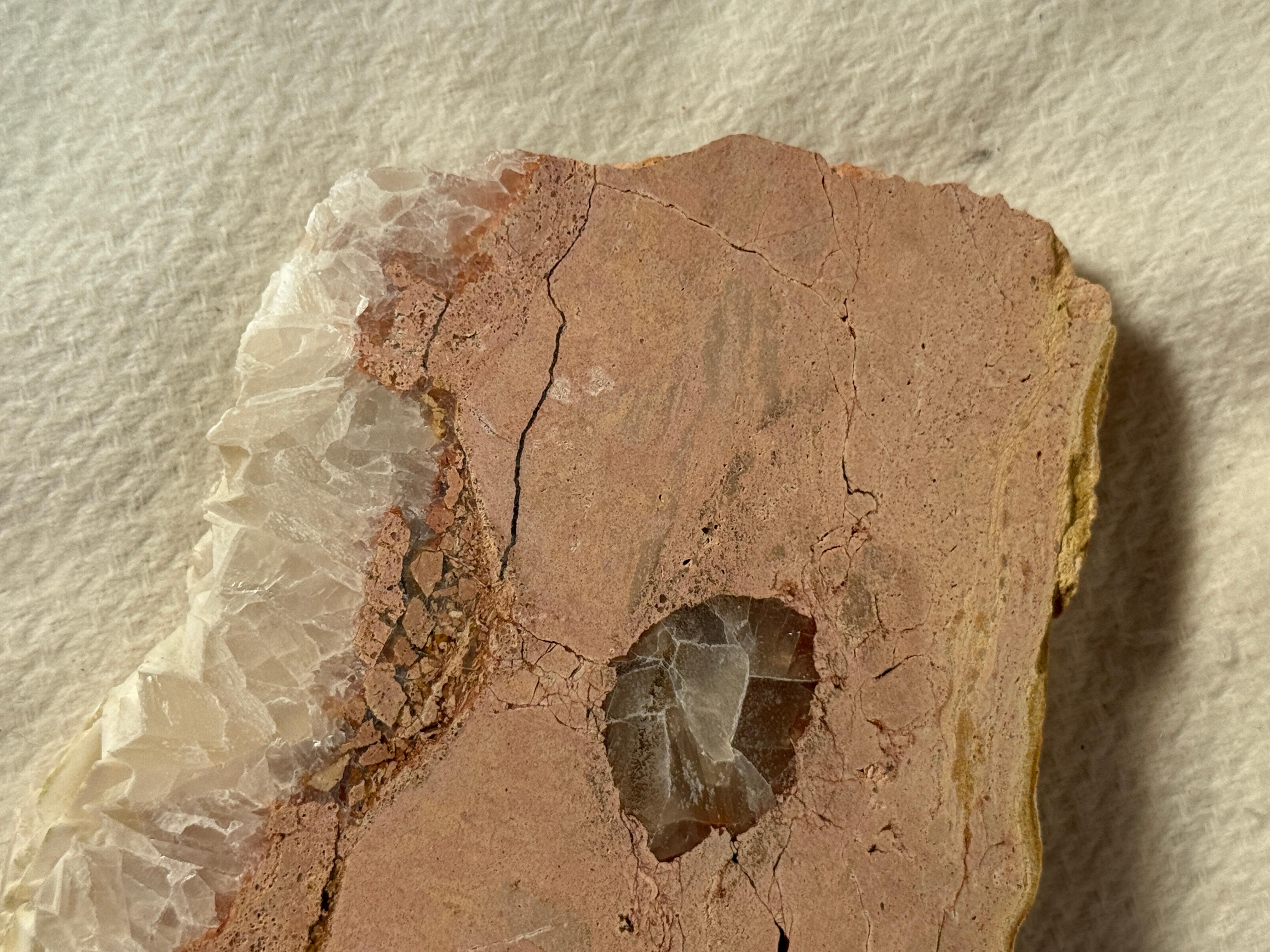 Großes Luxus-Quarz-Tablett Zentraler Weißer Quarz Geode Einzigartiger A. Stone Jewerly (Poliert) im Angebot