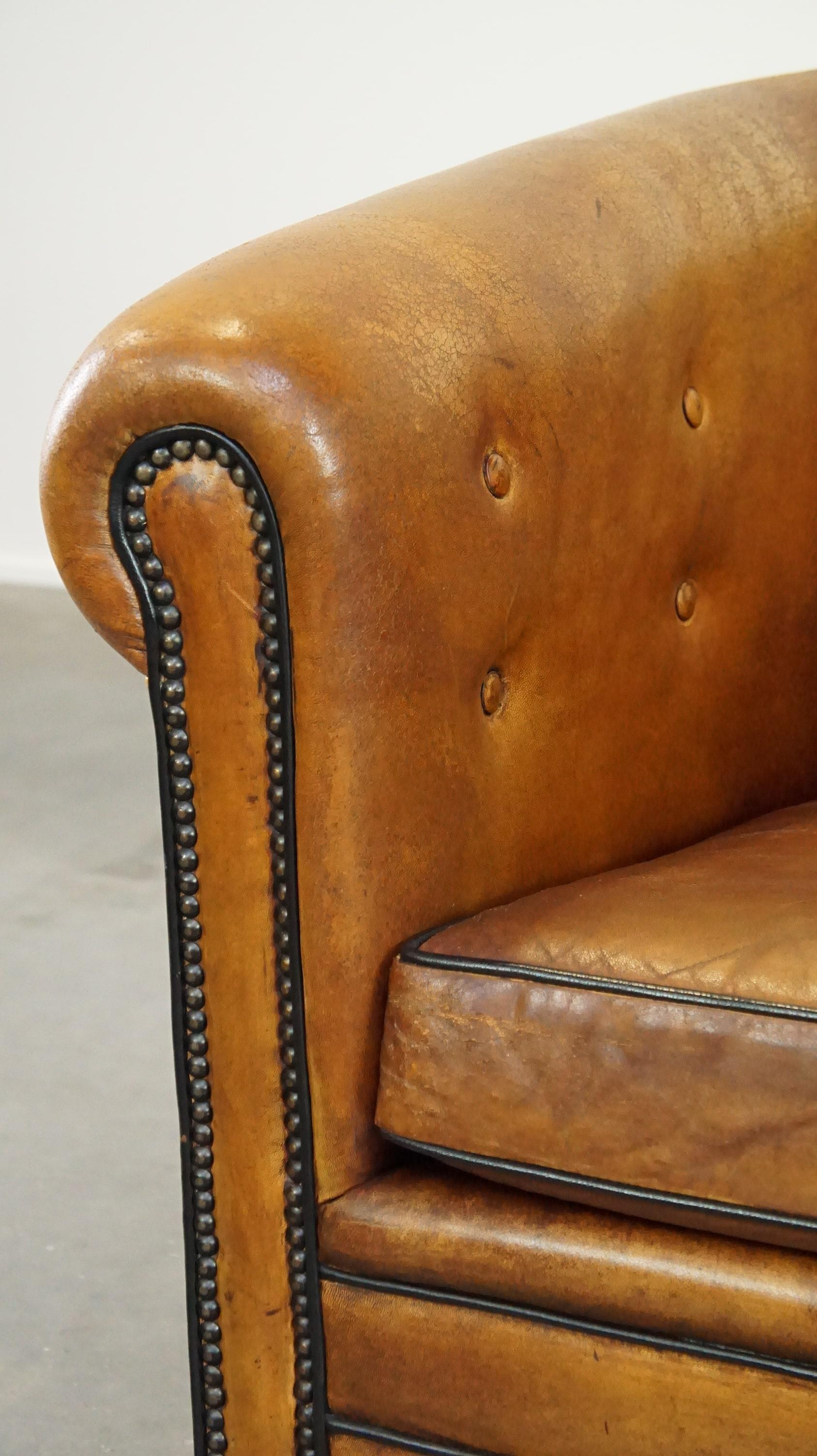 Large luxury sheep leather club chair with a unique appearance For Sale 4