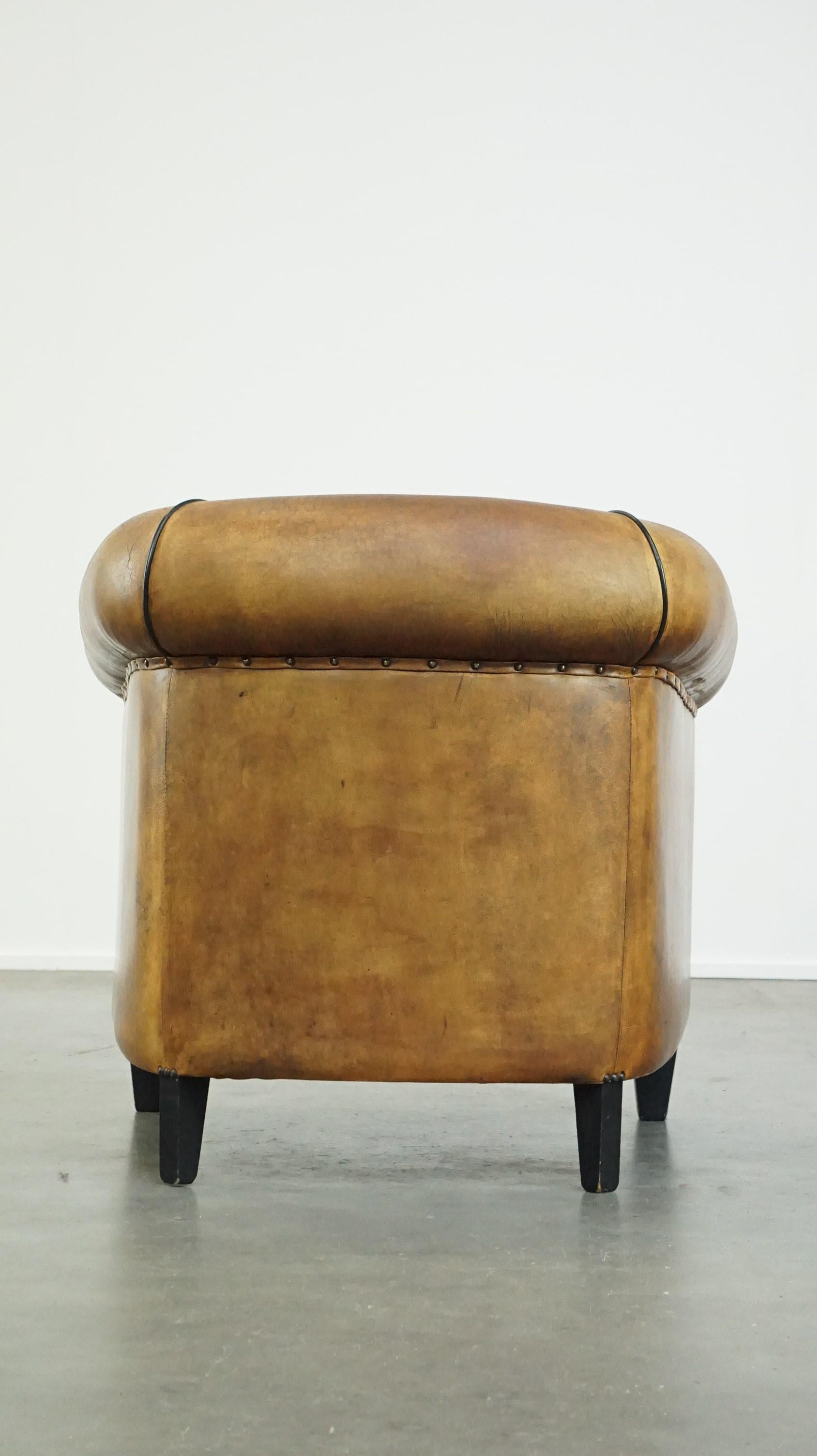Large luxury sheep leather club chair with a unique appearance In Good Condition For Sale In Harderwijk, NL