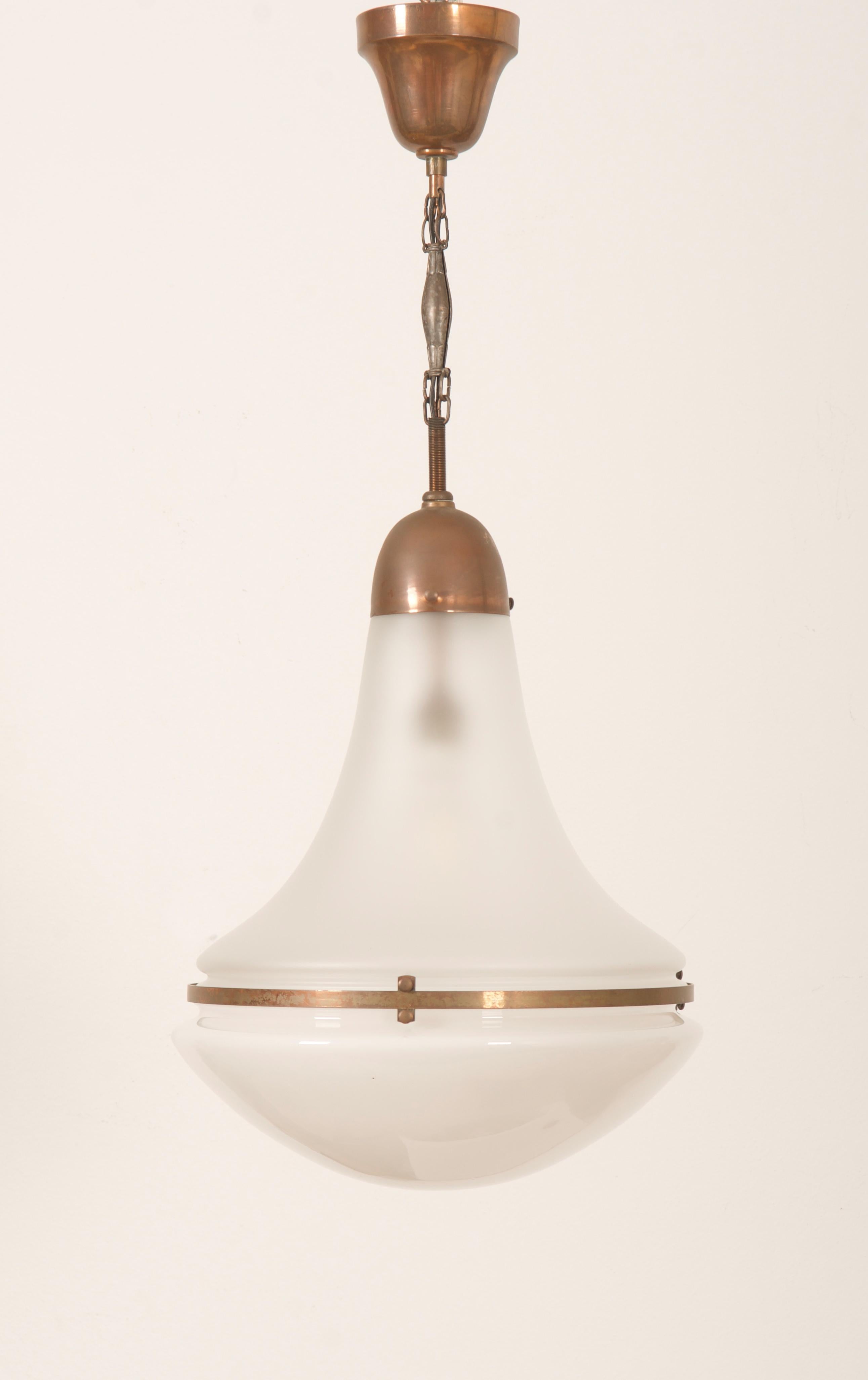Lampe pendante Luzette de Peter Behrens de 1910-1920, monture en vieux cuivre et verre opalin/satiné.
Belle et parfaite condition d'origine avec douille E27.
 