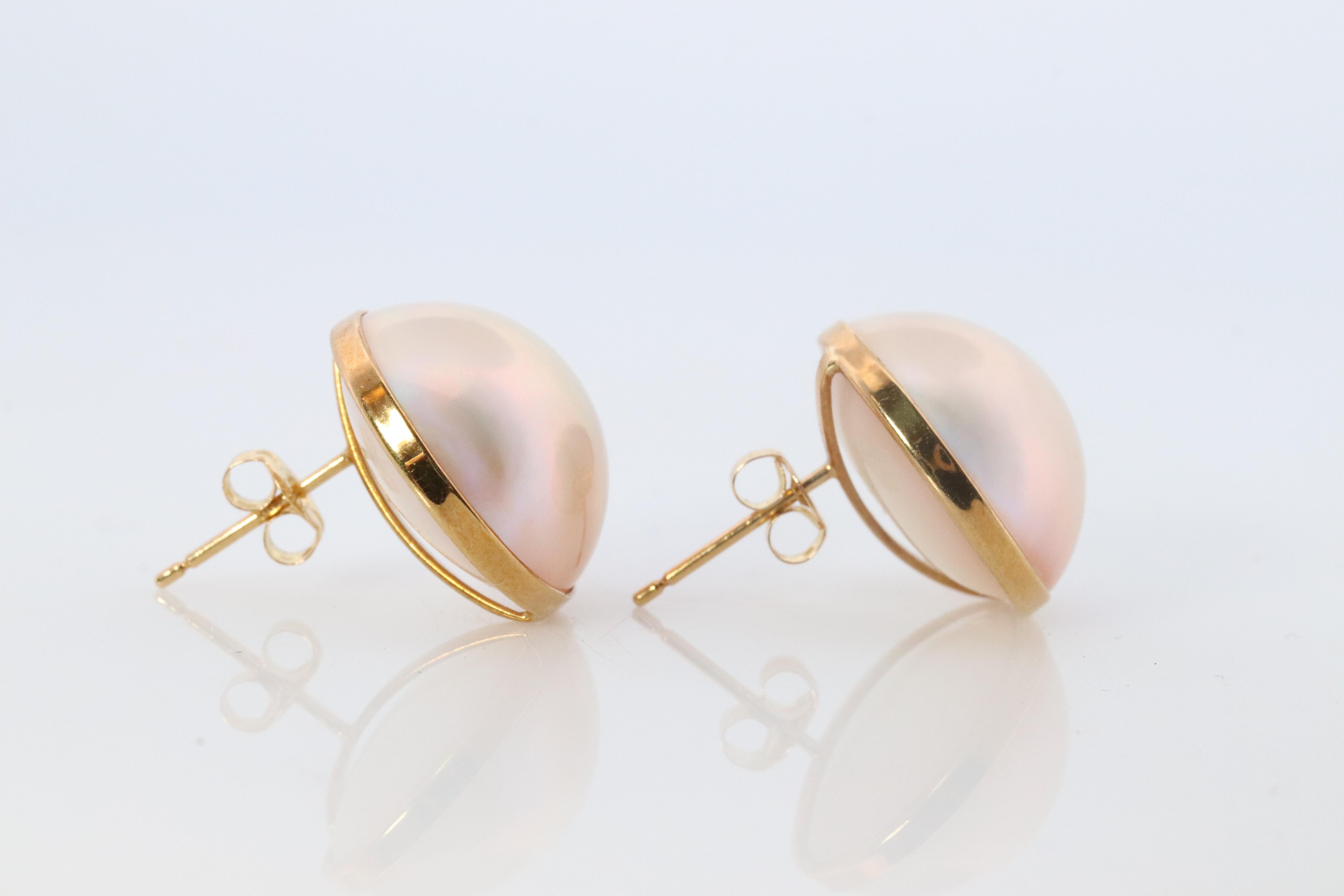 Orecchini con perle Mabe grandi. Orecchini tondi Mabe con perno in oro giallo 18k. In condizioni buone in vendita a Port Charlotte, FL
