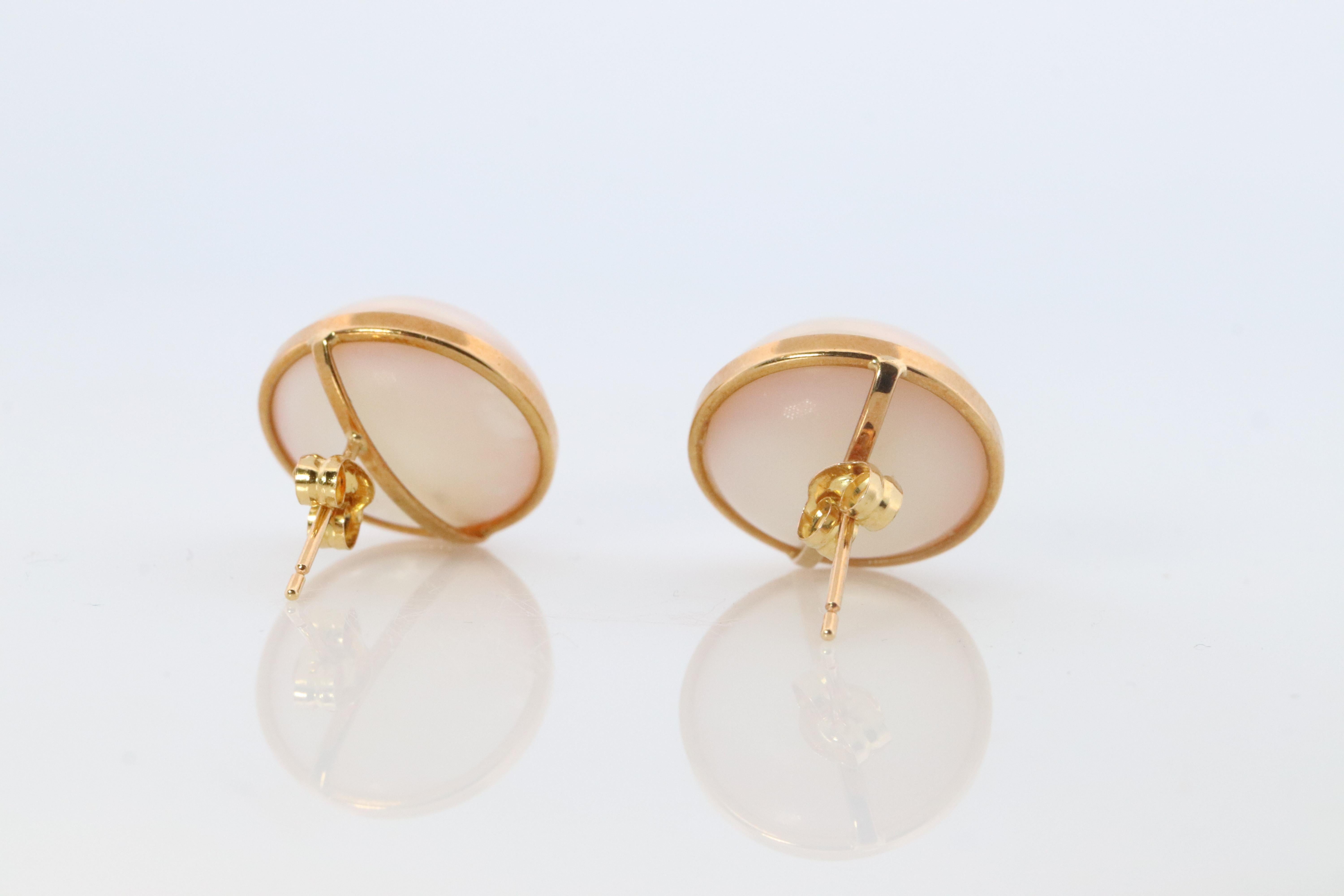 Orecchini con perle Mabe grandi. Orecchini tondi Mabe con perno in oro giallo 18k. in vendita 1