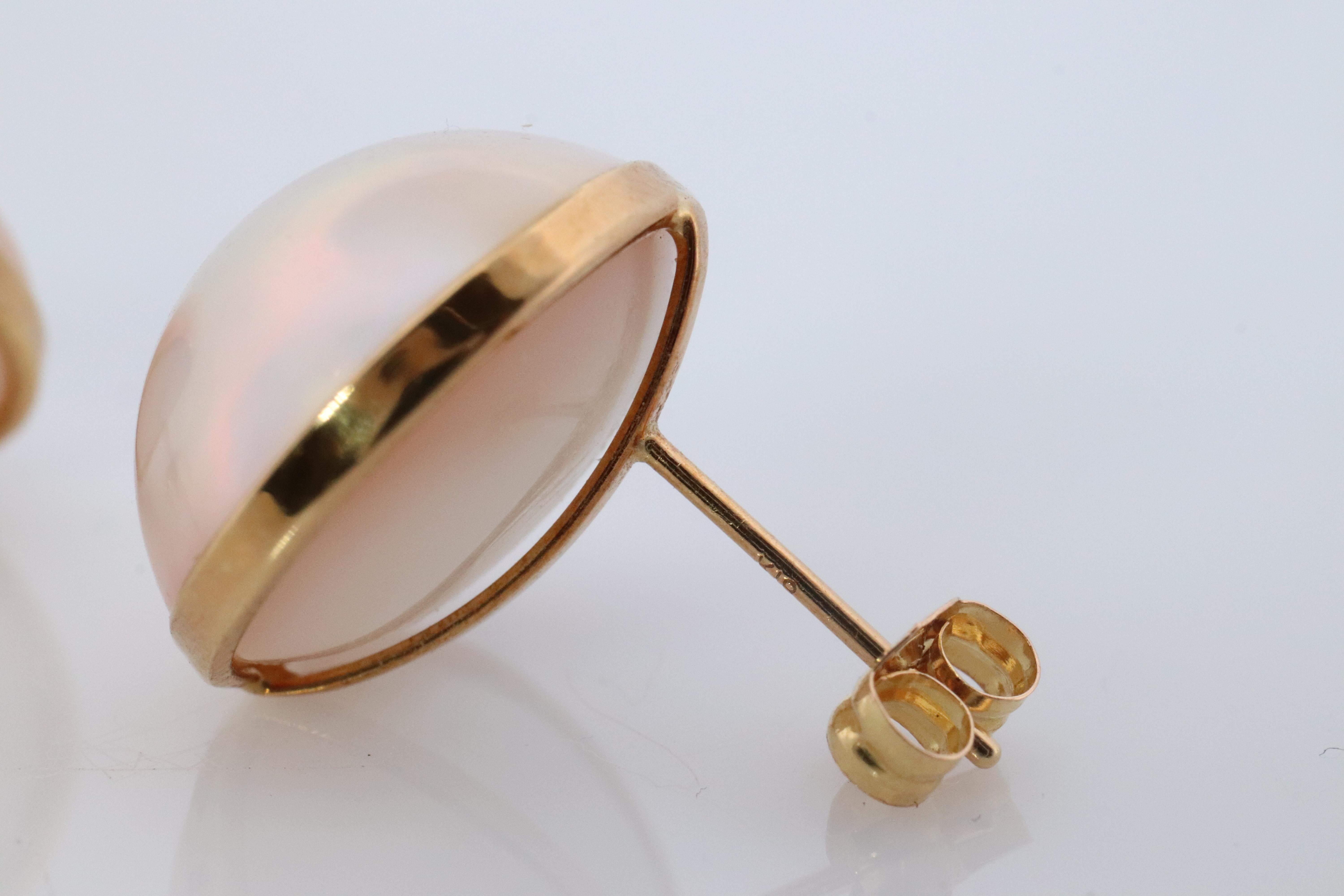 Orecchini con perle Mabe grandi. Orecchini tondi Mabe con perno in oro giallo 18k. in vendita 2