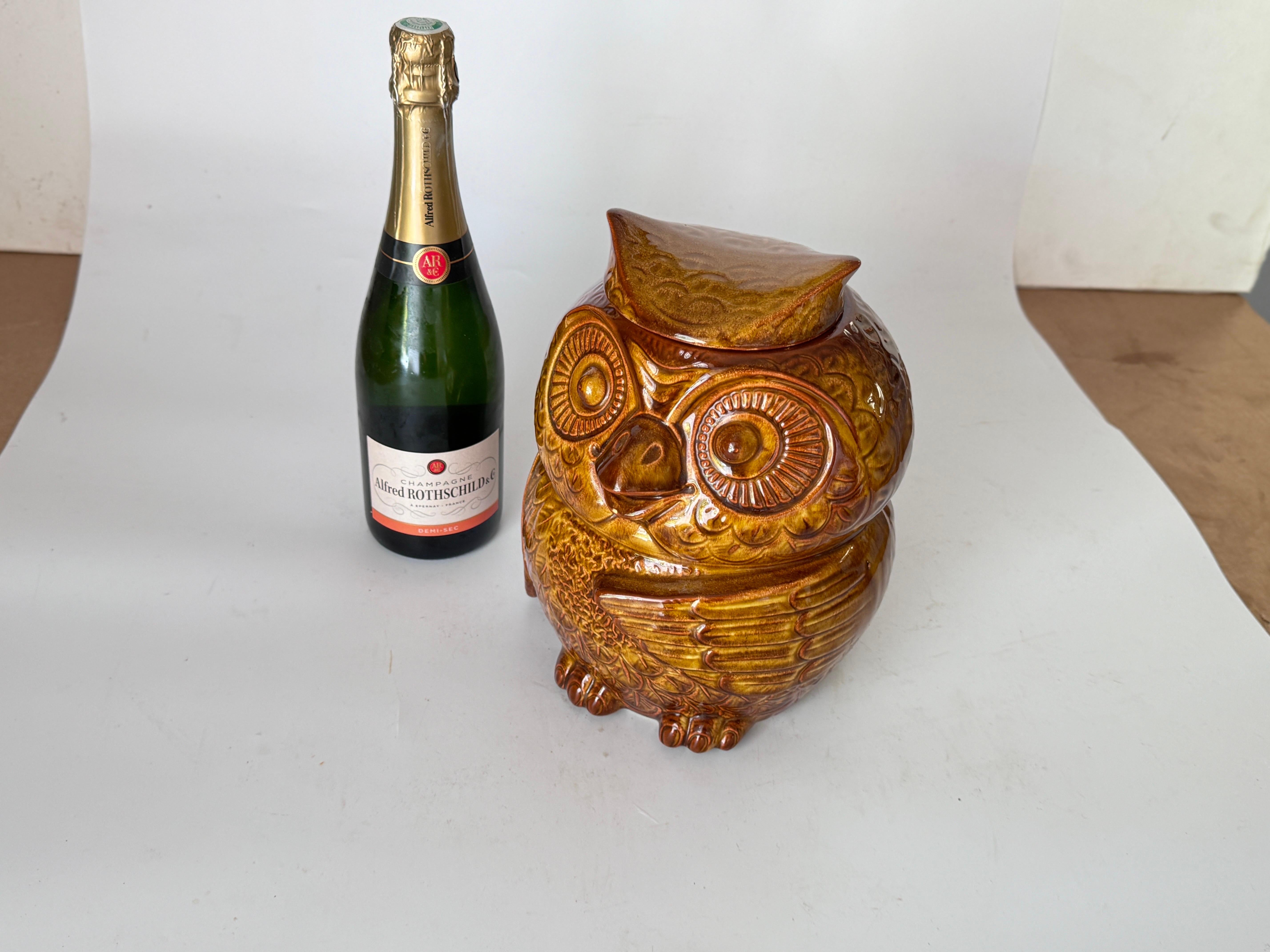 Magnifique pot avec couvercle peint à la main par Mccoy, des États-Unis, dans les années 1960. Glaçure brune avec motif en zigzag peint en brun.
 Très bel accessoire d'étagère. Signé.
