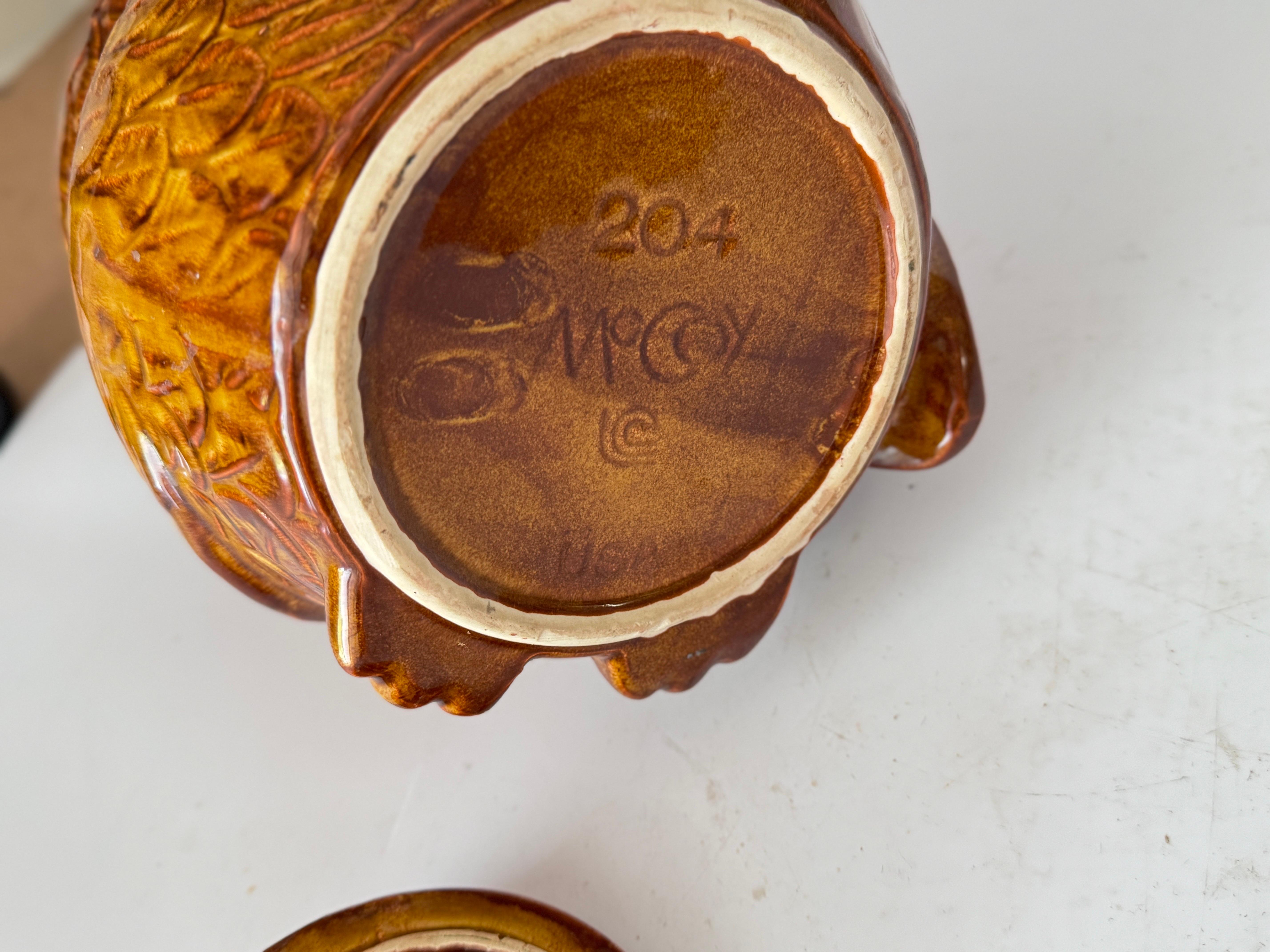 Provincial français Grand pot en céramique MacCoy avec couvercle Couleur Brown 1960 États-Unis en vente