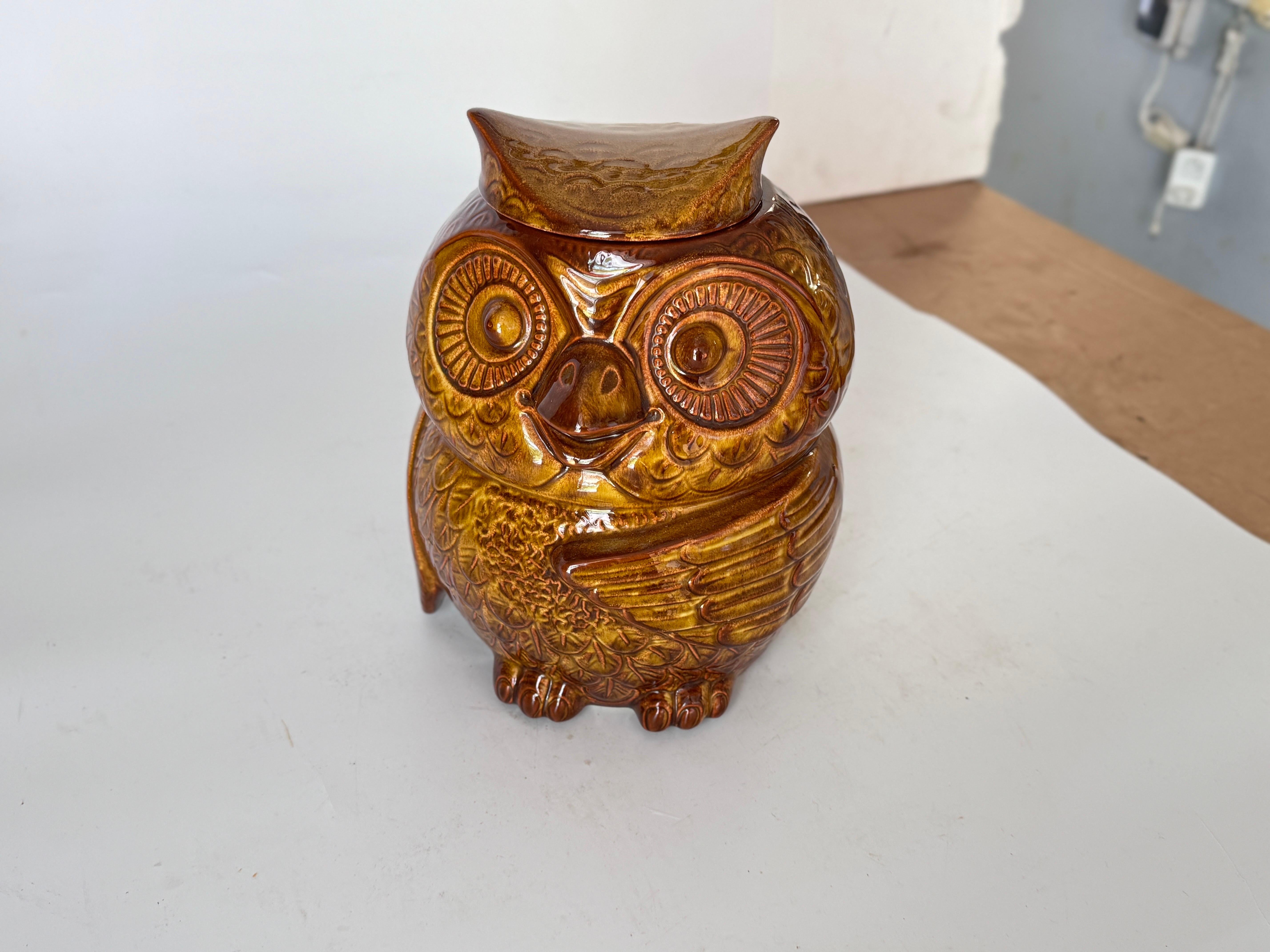 Peint à la main Grand pot en céramique MacCoy avec couvercle Couleur Brown 1960 États-Unis en vente
