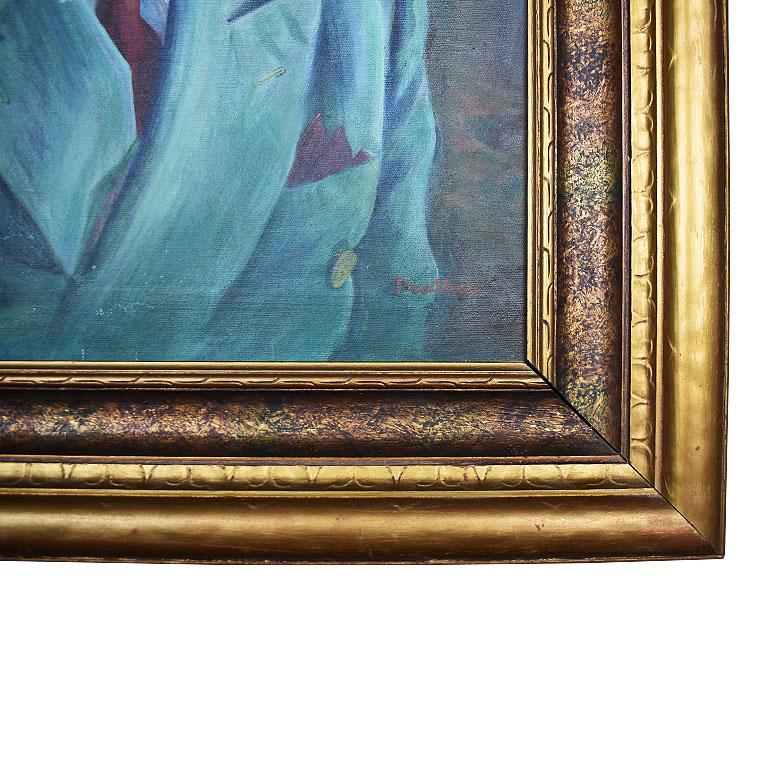 Très grand portrait d'homme encadré dans un cadre en bois doré. Le sujet de cette pièce représente un homme qui nous rappelle Don Draper dans Mad Men. Il porte un costume bleu-gris foncé ou noir, avec une cravate rouge et un carré de poche assorti.