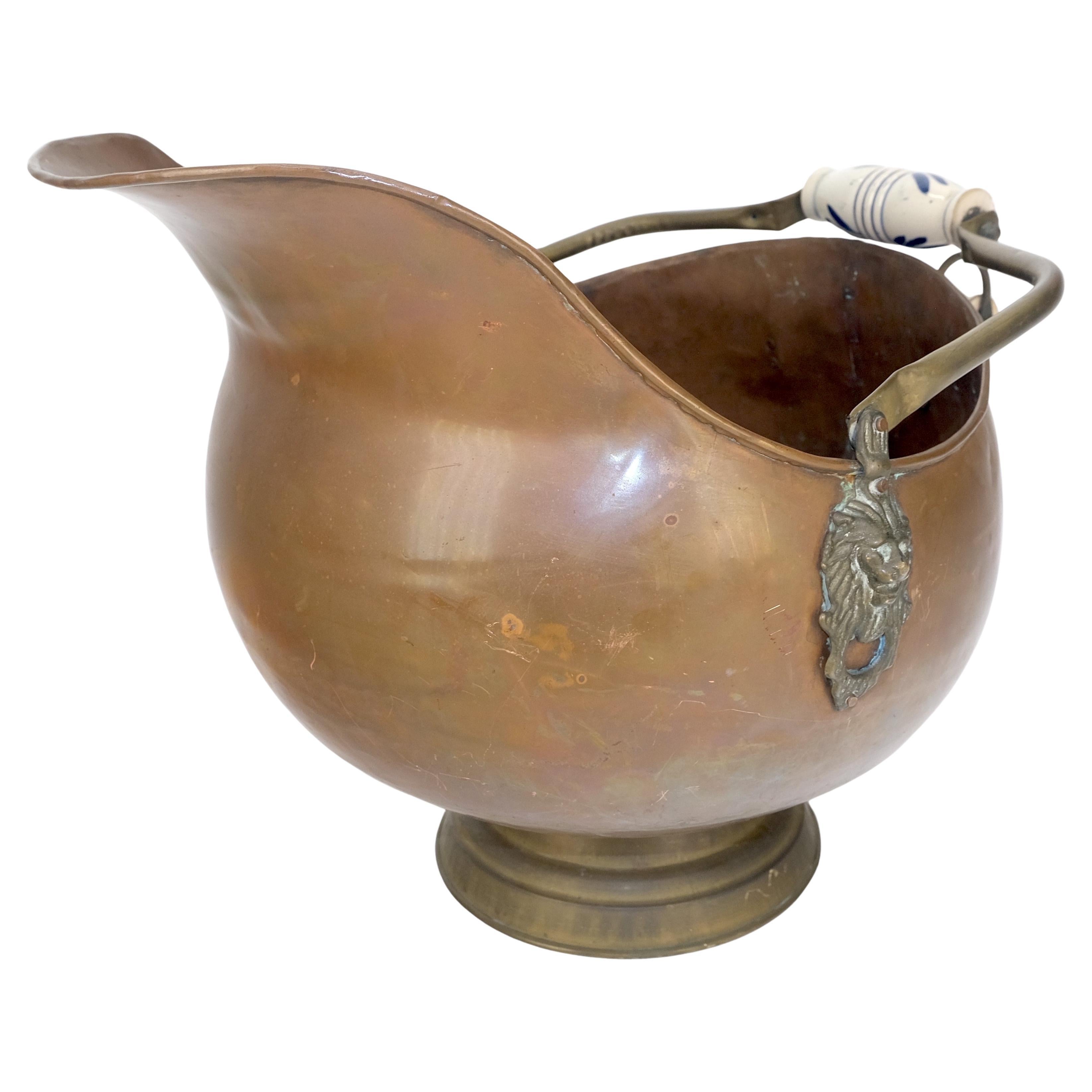 Large Made in Holland Antique Copper Coal Scuttle w/ Brass Ceramic Handle im Angebot