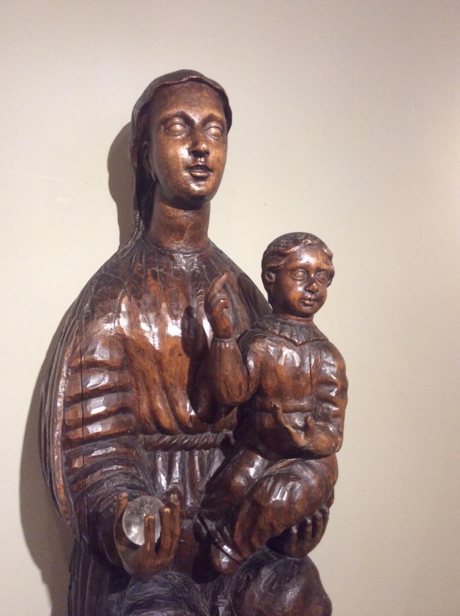  Gran estatua de la Virgen con el Niño en Majestad, sentada, sosteniendo a Cristo en su mano izquierda.
Obra Mosan(?) del siglo XVI.
Madera de roble, ahuecada por detrás.
Sin restos de dorado ni policromía originales.