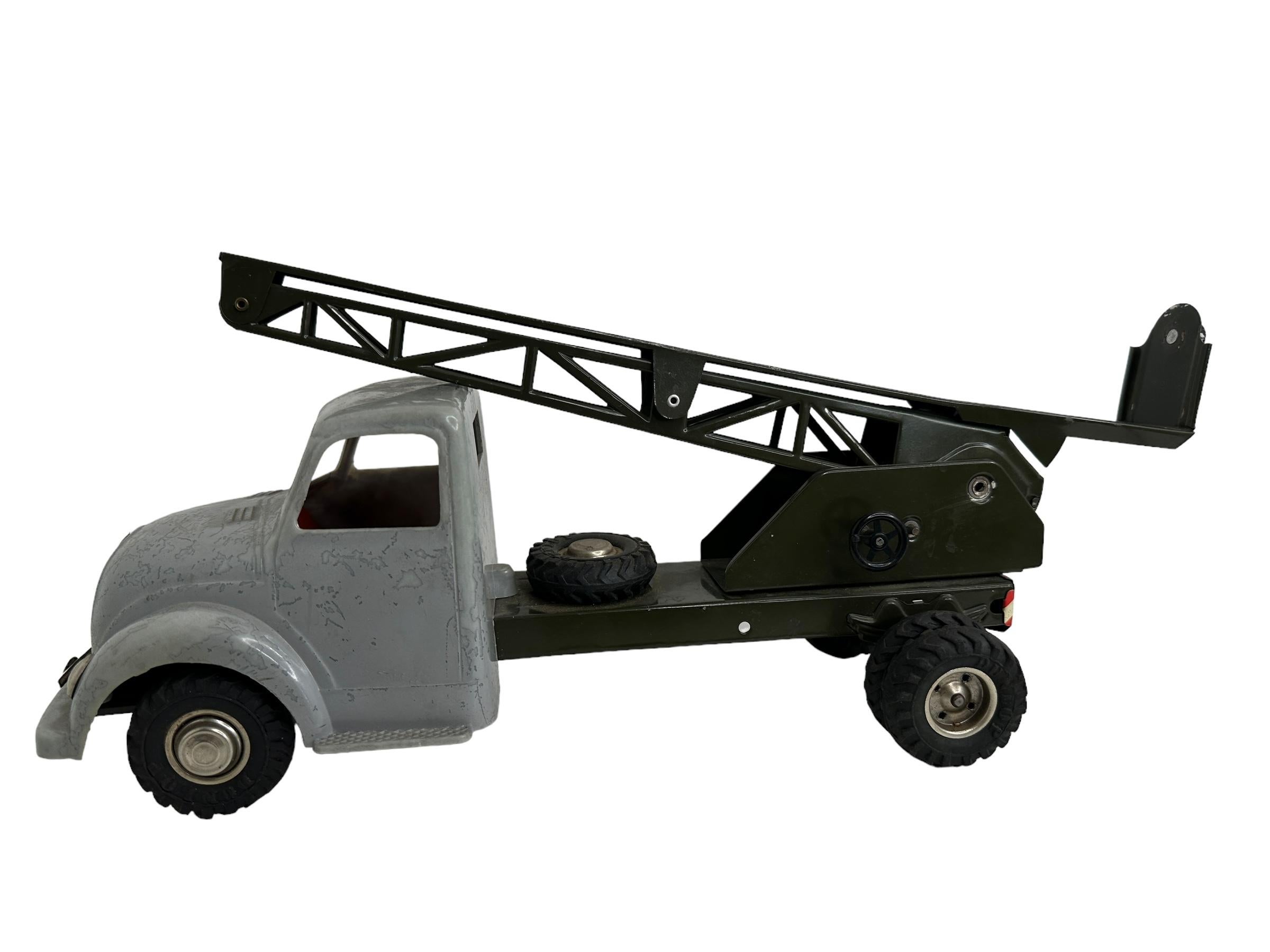 Wunderschönes Spielzeugauto aus Blech und Kunststoff. Betrieben durch einen Reibungsmotor. Funktionen: - mechanische Leiter. In sehr gutem Zustand, mit Alterung in ein paar Flecken, sondern ist immer noch eine große collectible.
Ein schöner