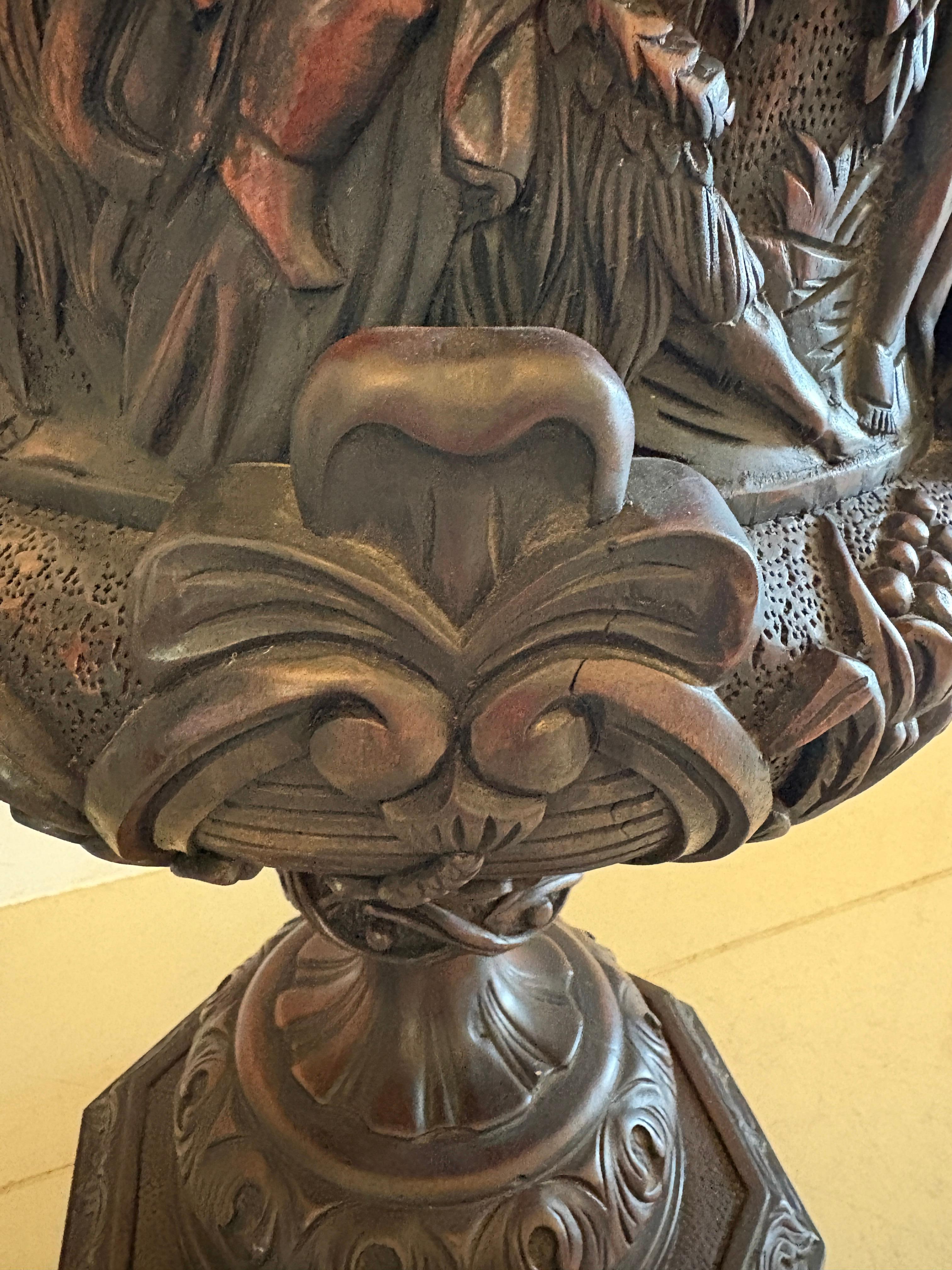 Magnifique paire d'urnes anciennes en acajou sculpté en vente 3