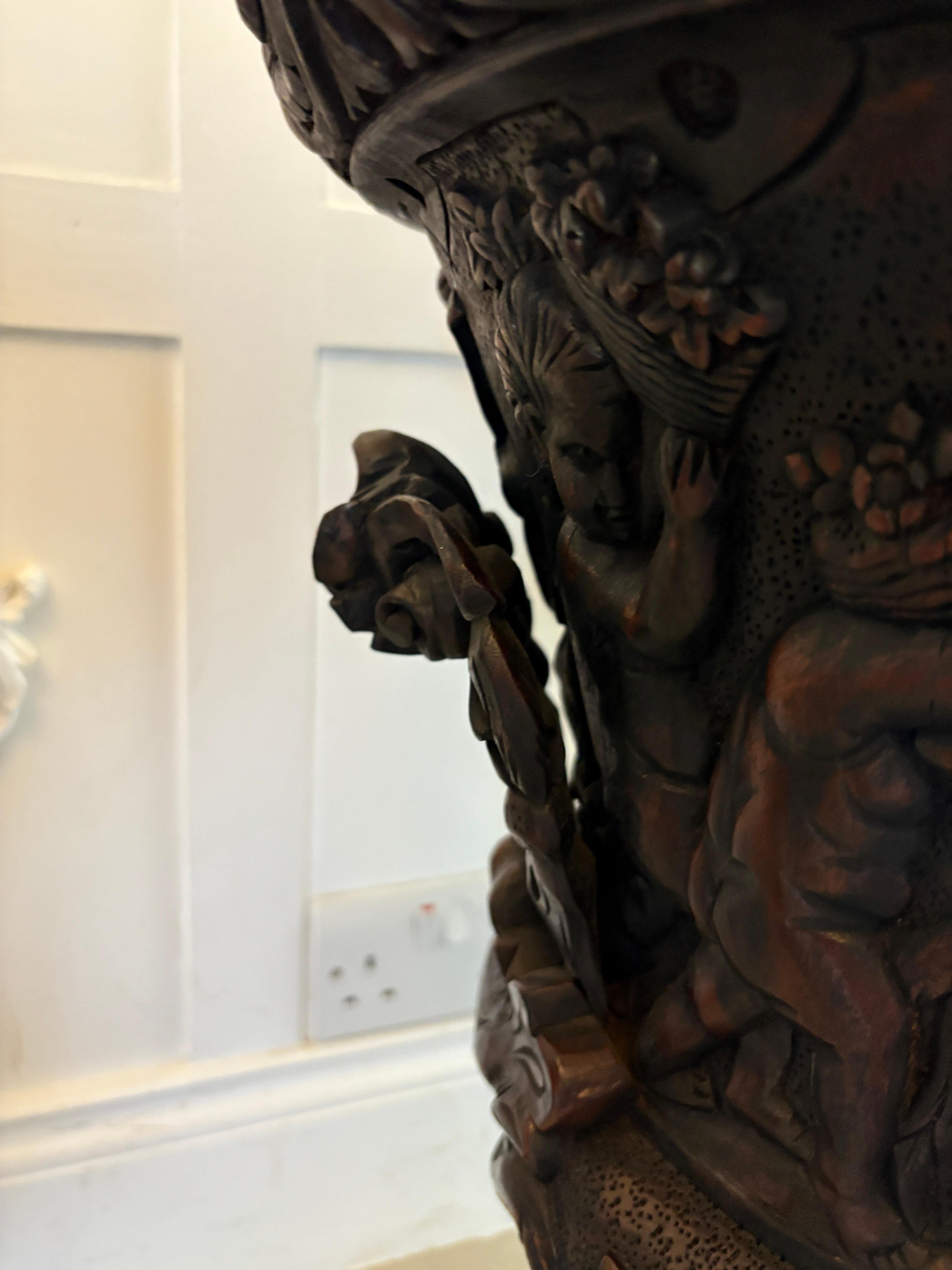 Magnifique paire d'urnes anciennes en acajou sculpté en vente 5