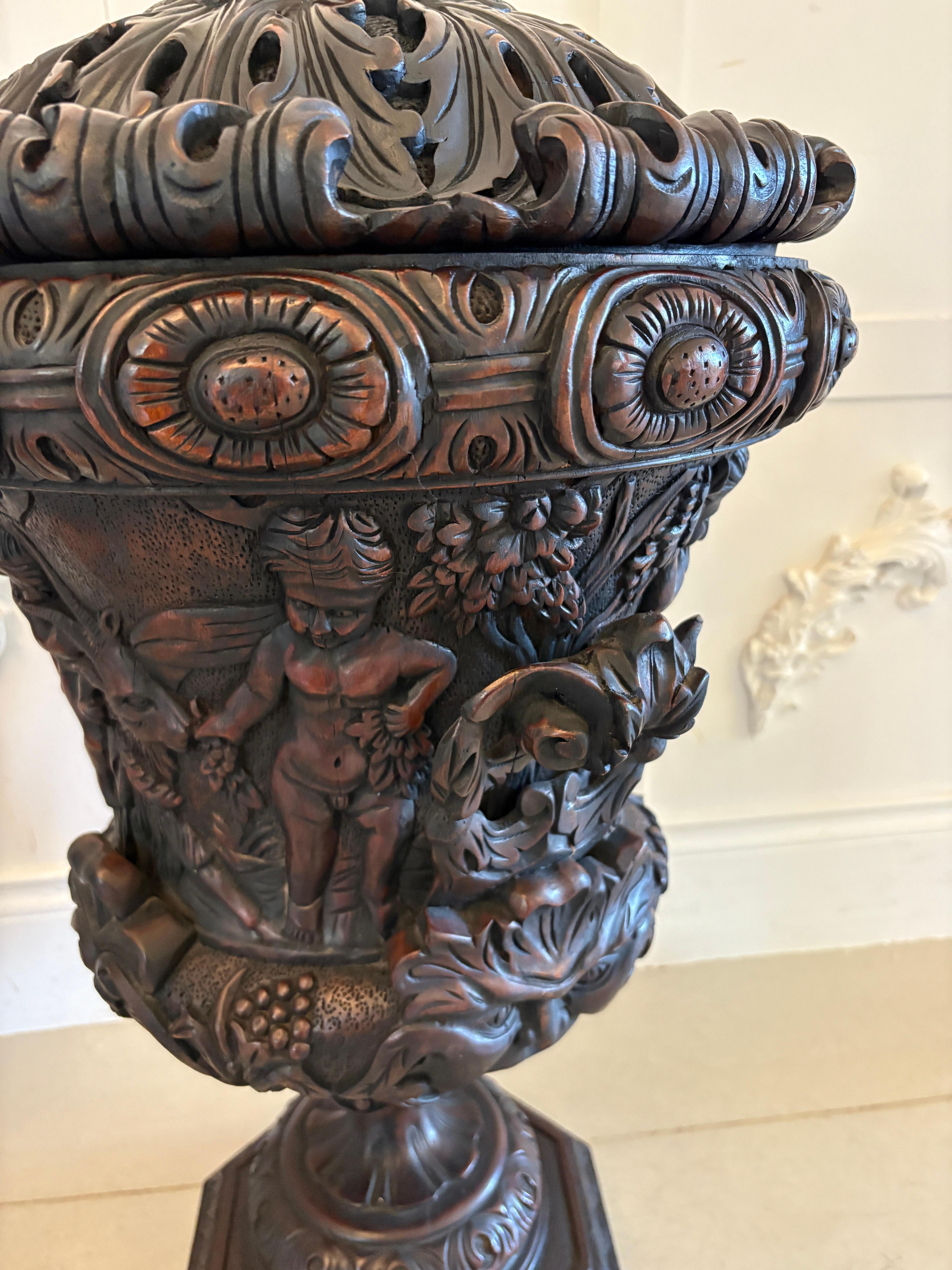 Magnifique paire d'urnes anciennes en acajou sculpté en vente 6