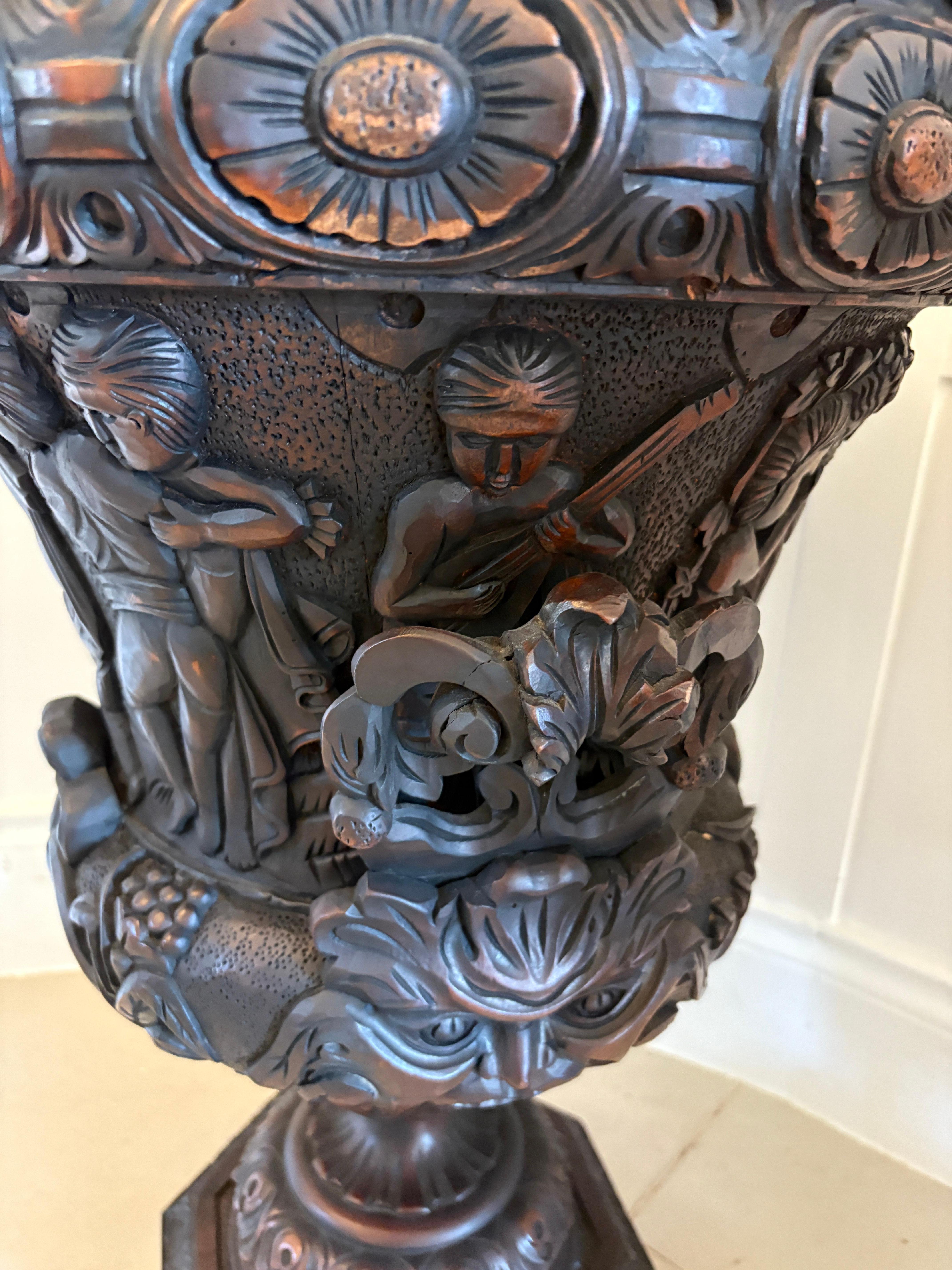 Magnifique paire d'urnes anciennes en acajou sculpté en vente 8