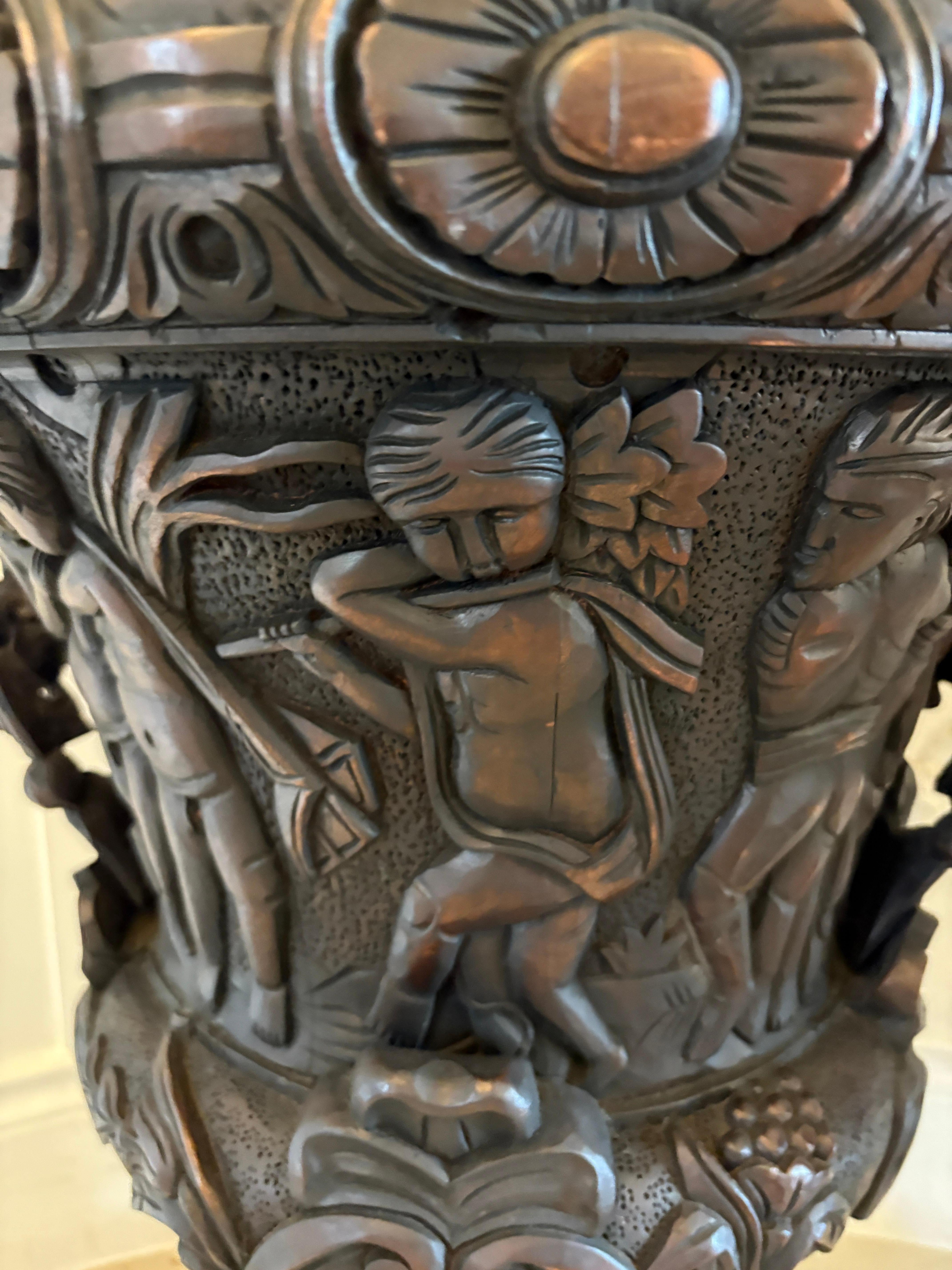 Magnifique paire d'urnes anciennes en acajou sculpté en vente 9