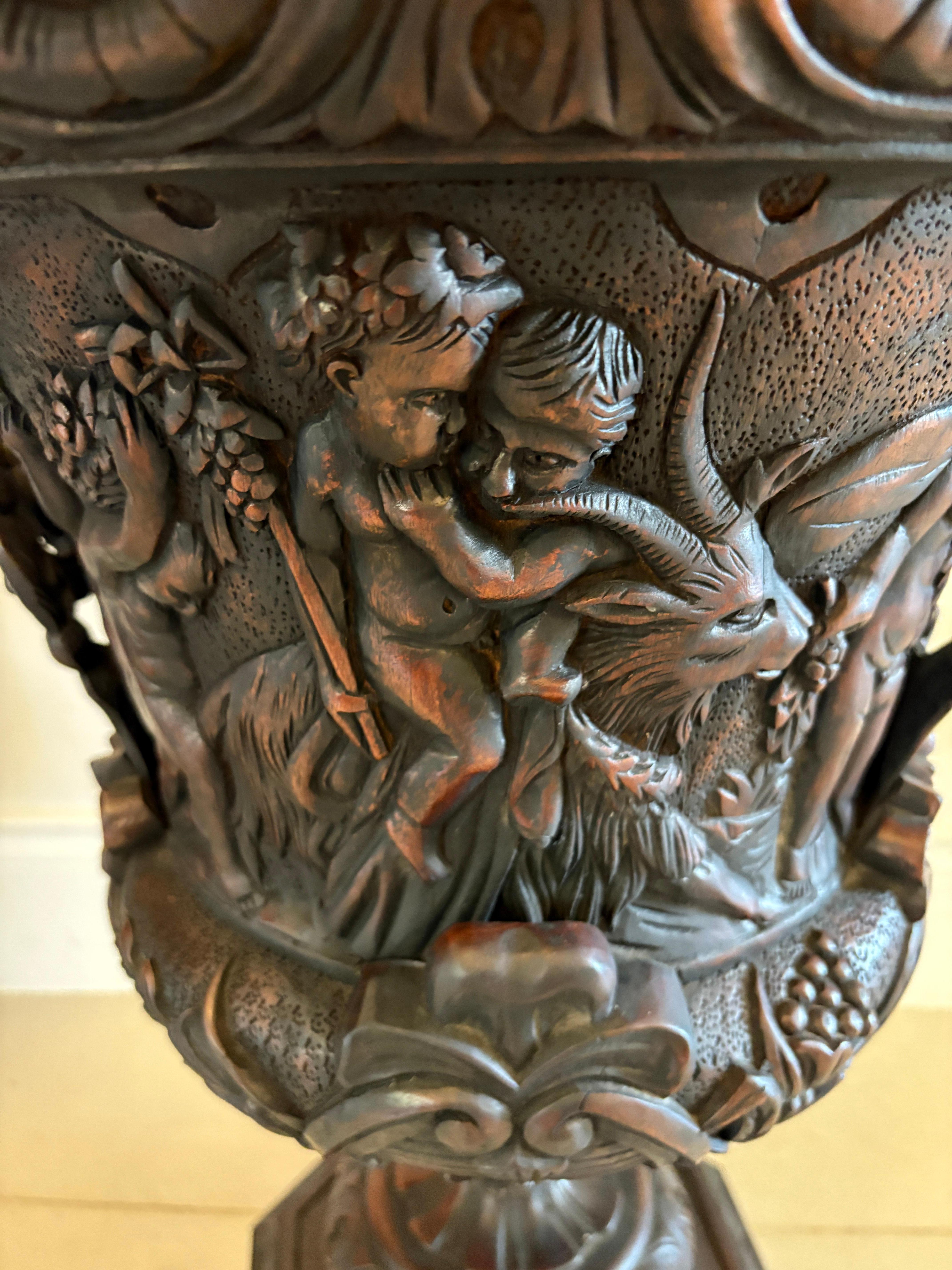 Magnifique paire d'urnes anciennes en acajou sculpté en vente 10