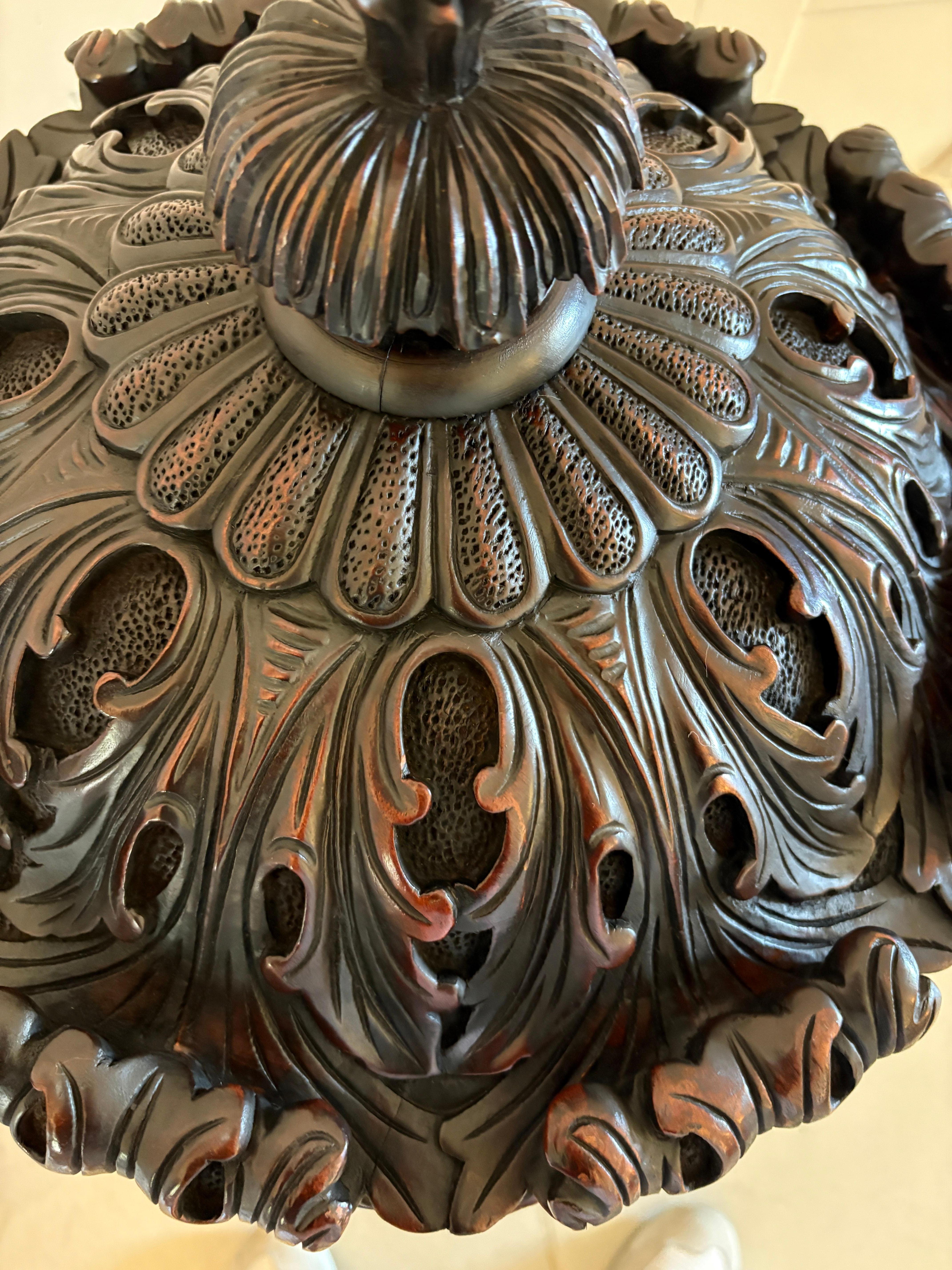 Sculpté Magnifique paire d'urnes anciennes en acajou sculpté en vente