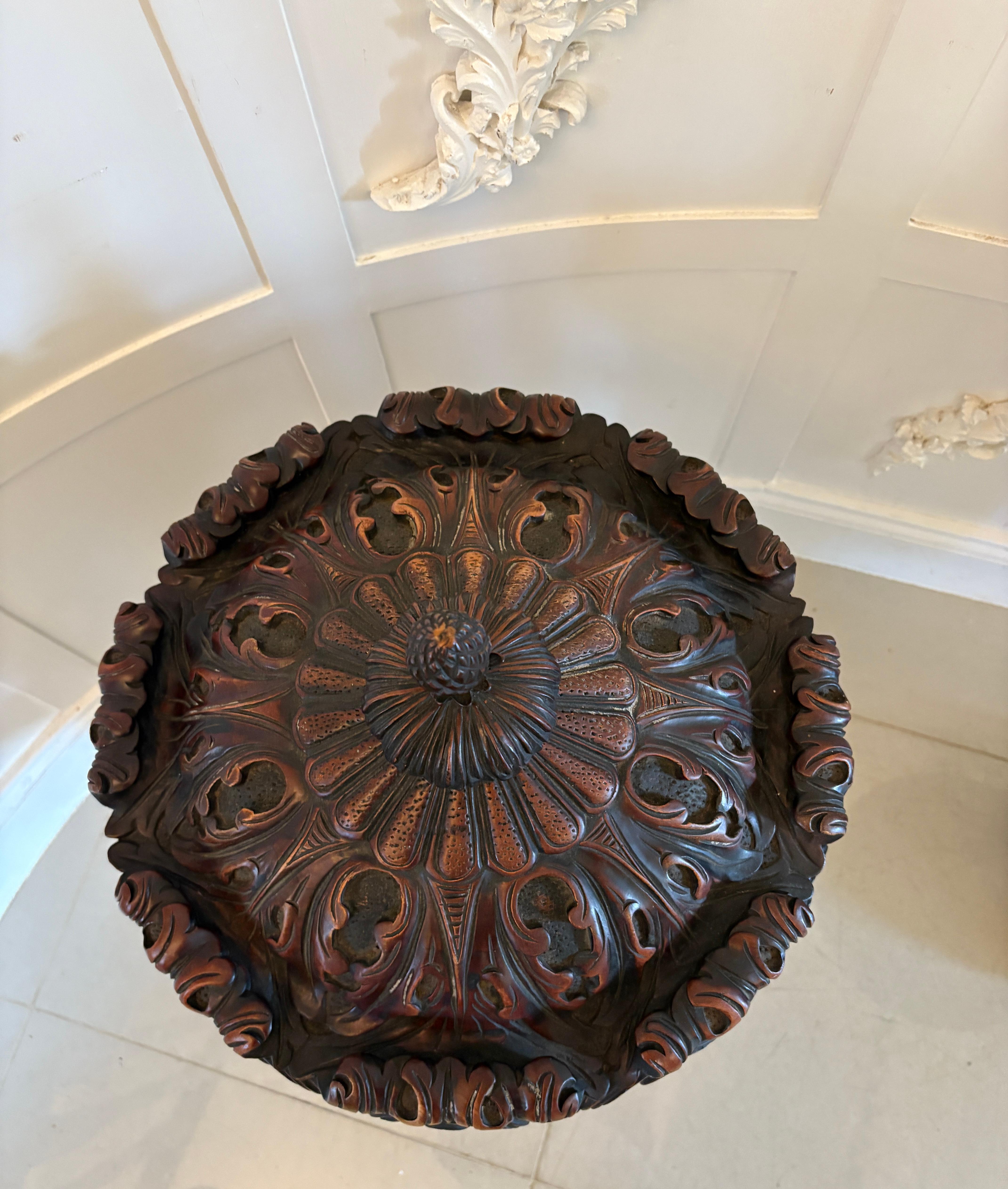 XIXe siècle Magnifique paire d'urnes anciennes en acajou sculpté en vente