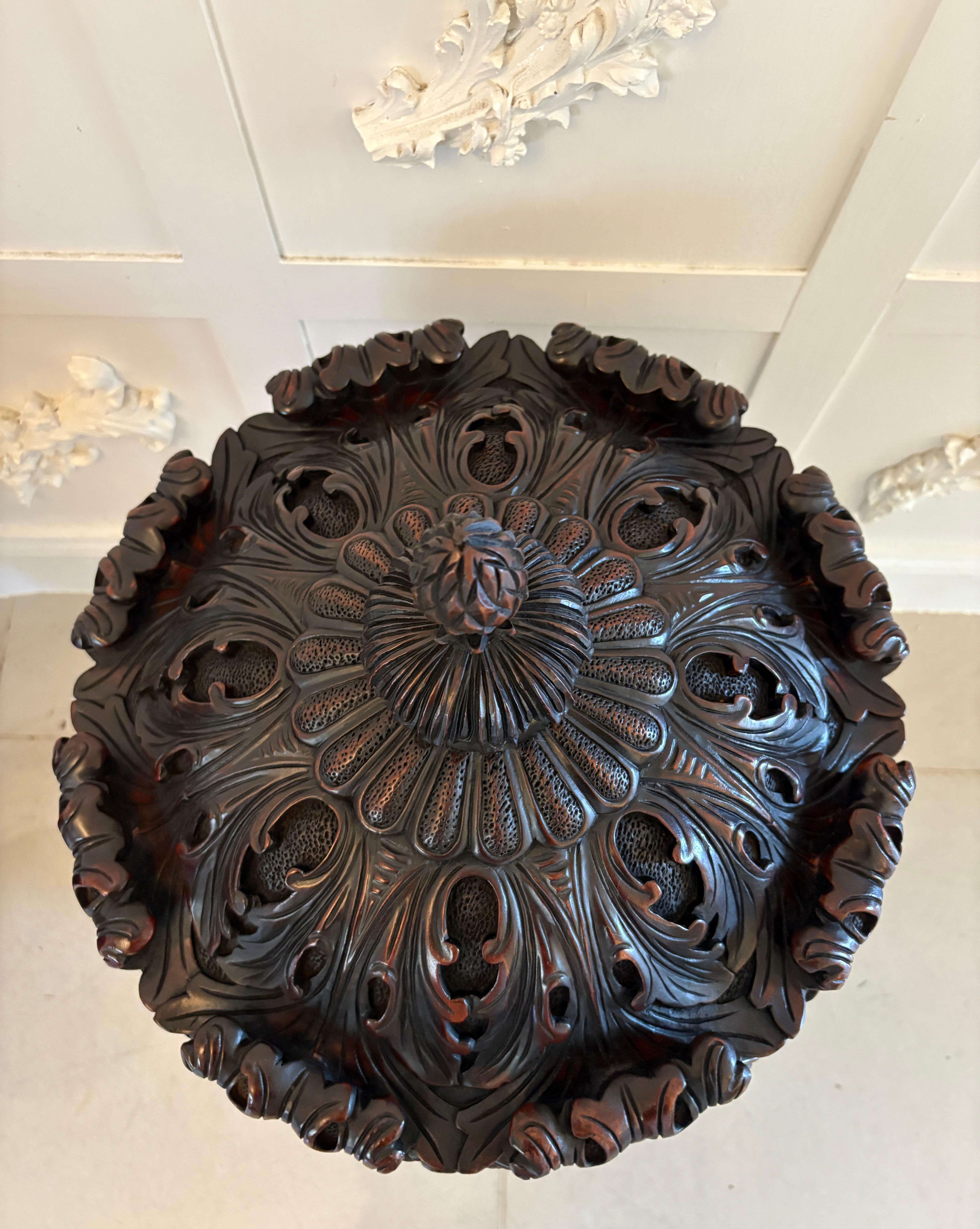 Autre Magnifique paire d'urnes anciennes en acajou sculpté en vente