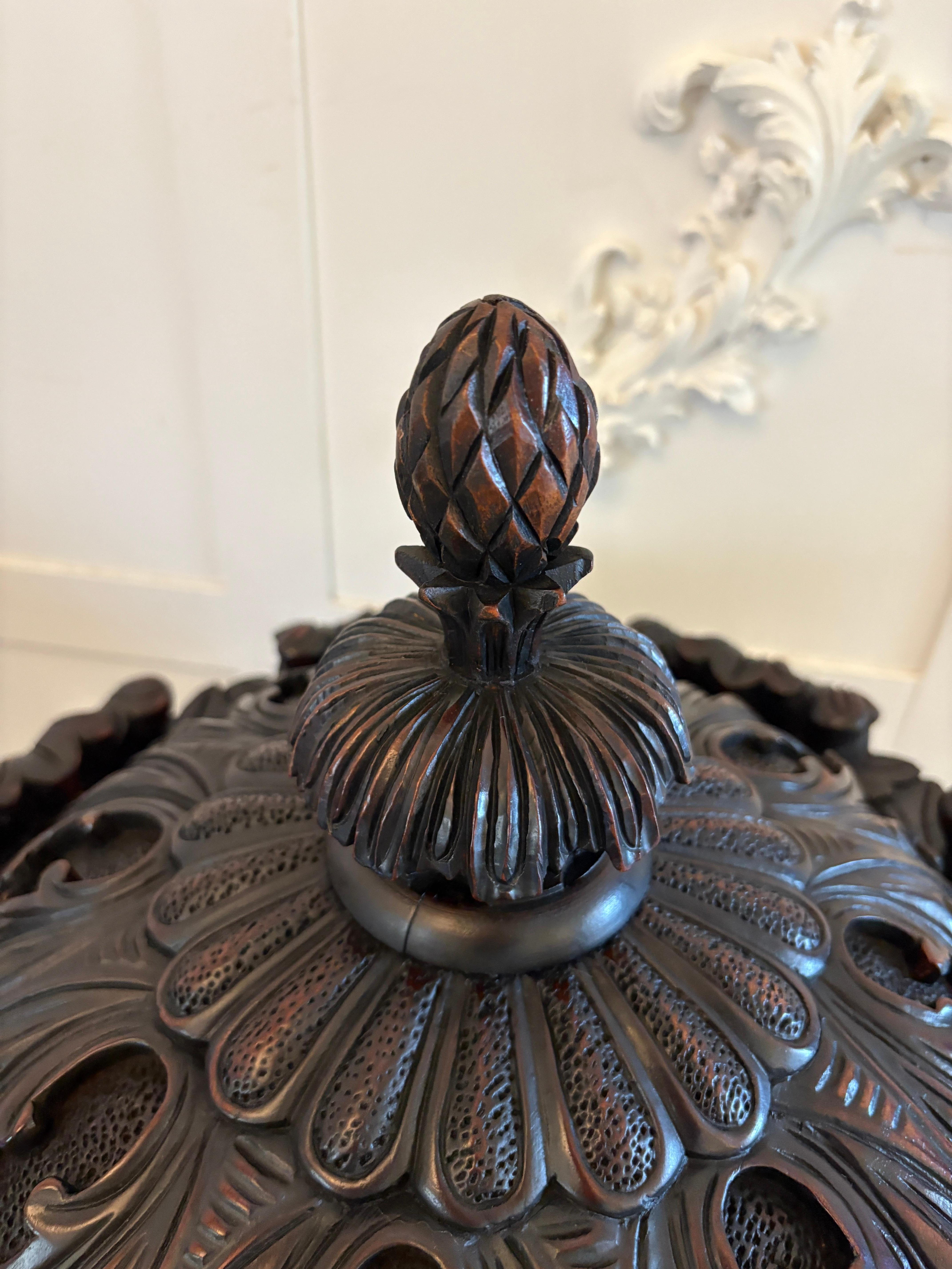 Magnifique paire d'urnes anciennes en acajou sculpté en vente 1