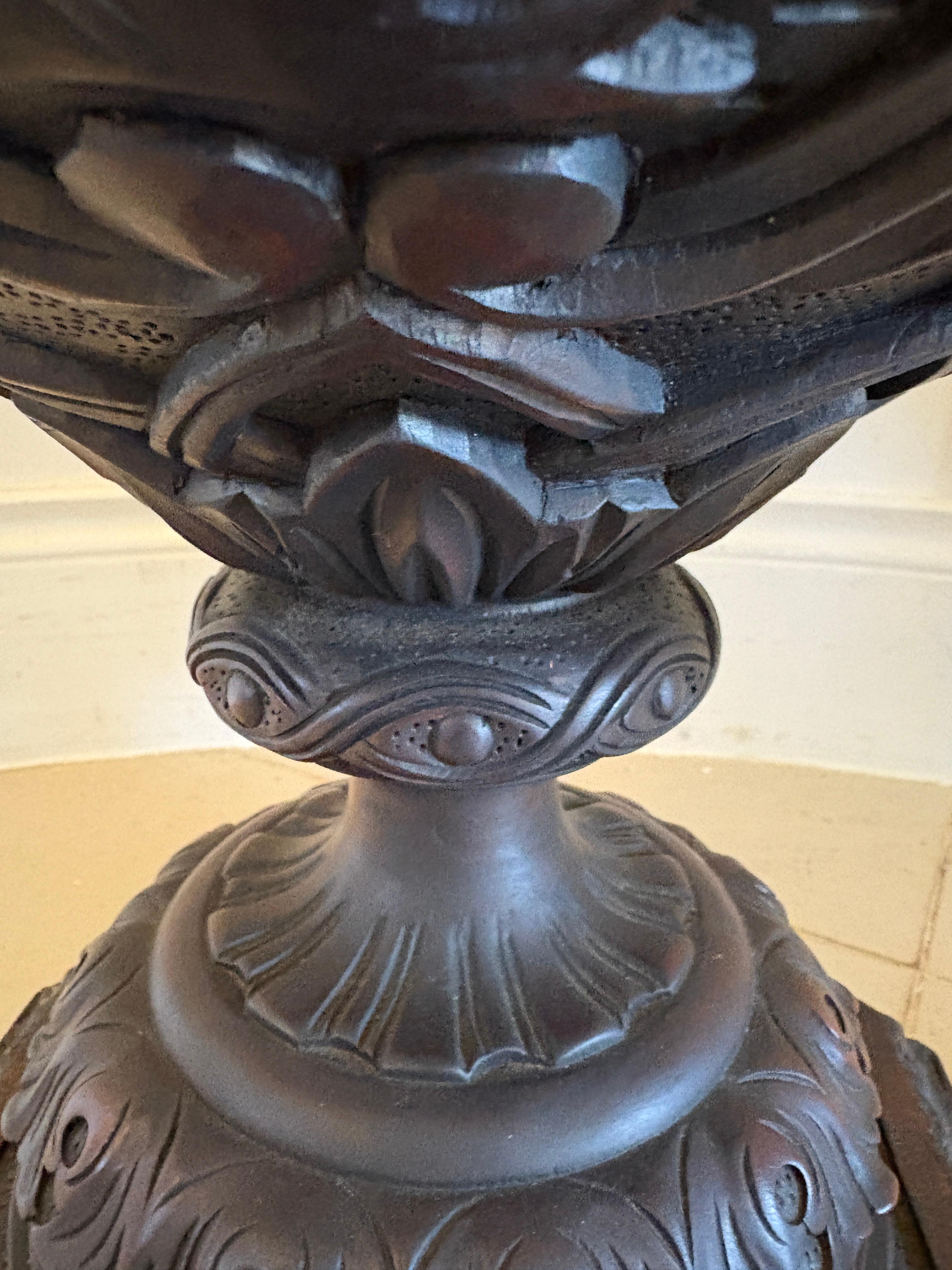 Magnifique paire d'urnes anciennes en acajou sculpté en vente 2