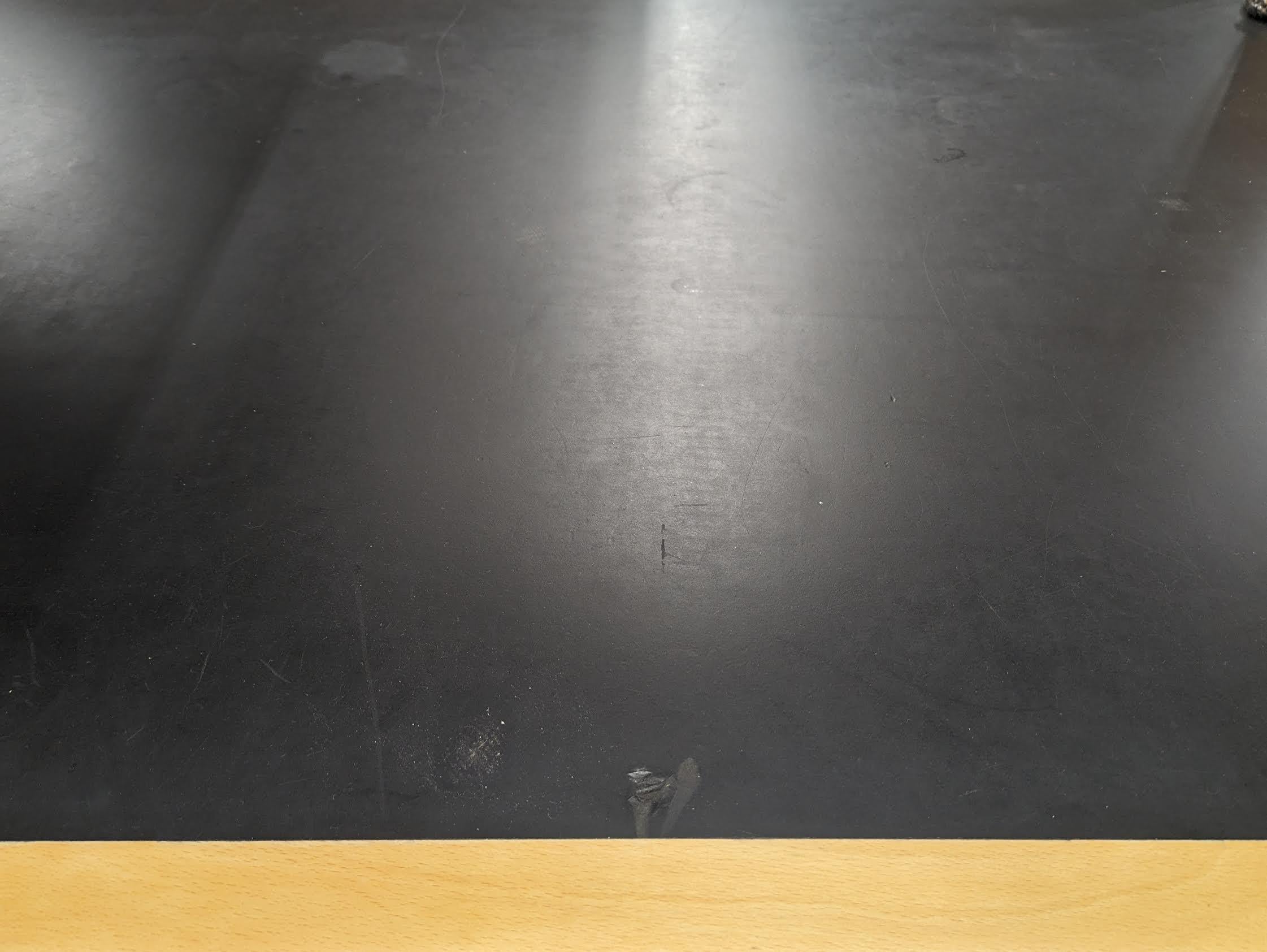 Grande table de salle à manger Magnus Olesen avec plateau noir et pieds en bouleau courbé 8