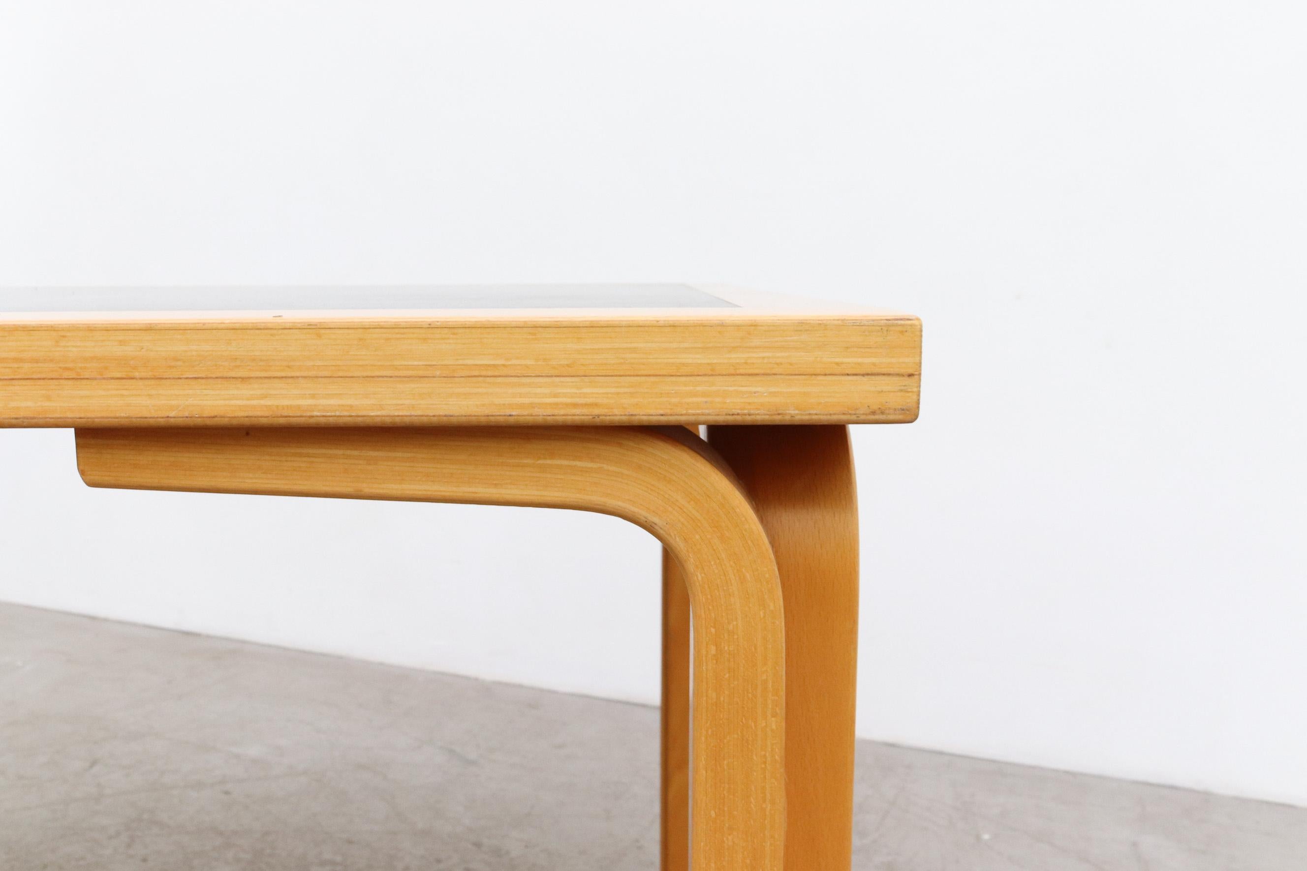 Grande table de salle à manger Magnus Olesen avec plateau noir et pieds en bouleau courbé 5