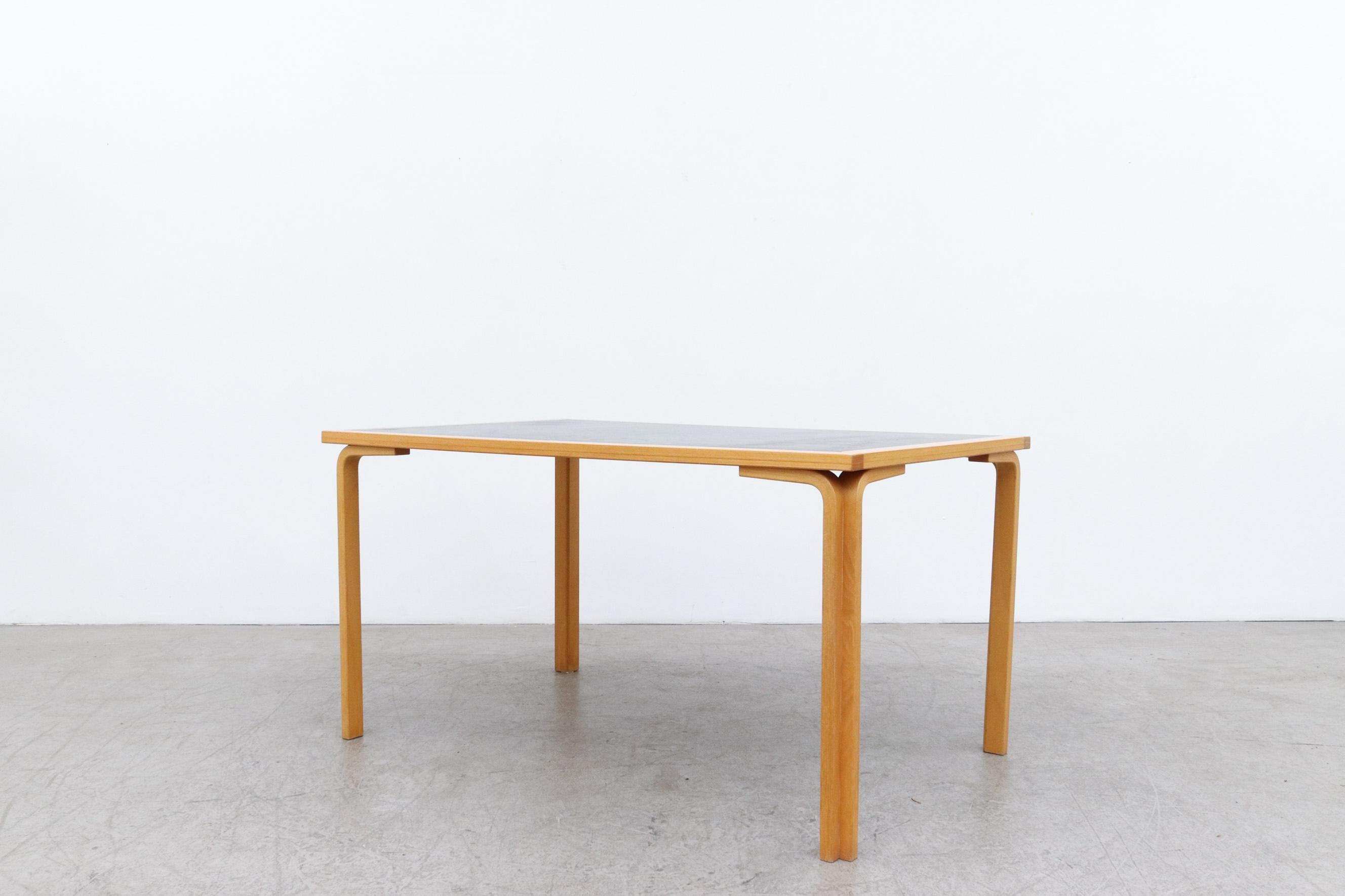 Mid-Century Modern Grande table de salle à manger Magnus Olesen avec plateau noir et pieds en bouleau courbé