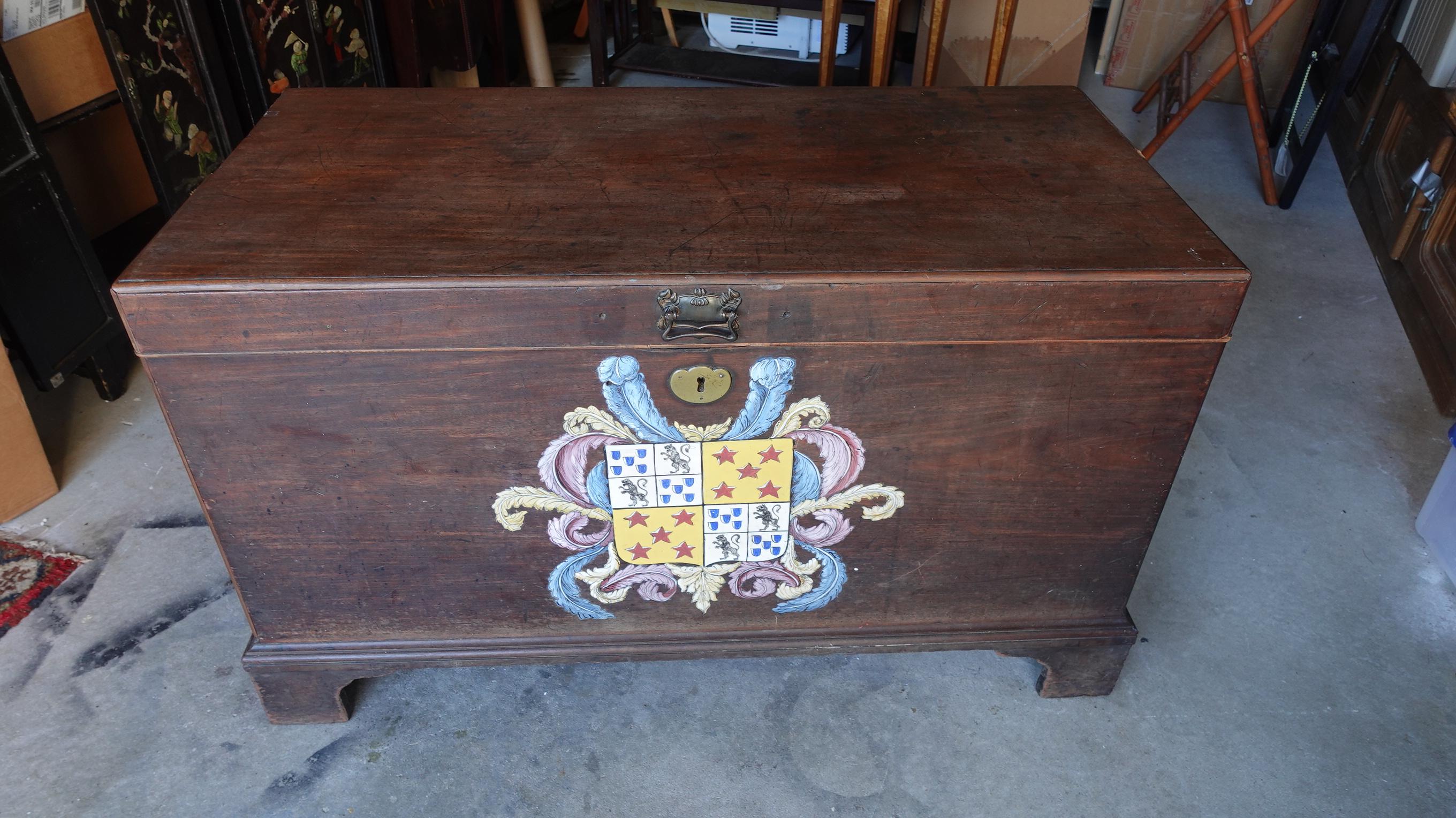 Large mahogany armorial lift top chest, on bracket feet, early 19th century, height 28 inches, top 23 x 48 inches.
The design with hand-painted the Coat of Arm, from the late 18th century to the early 19th century.