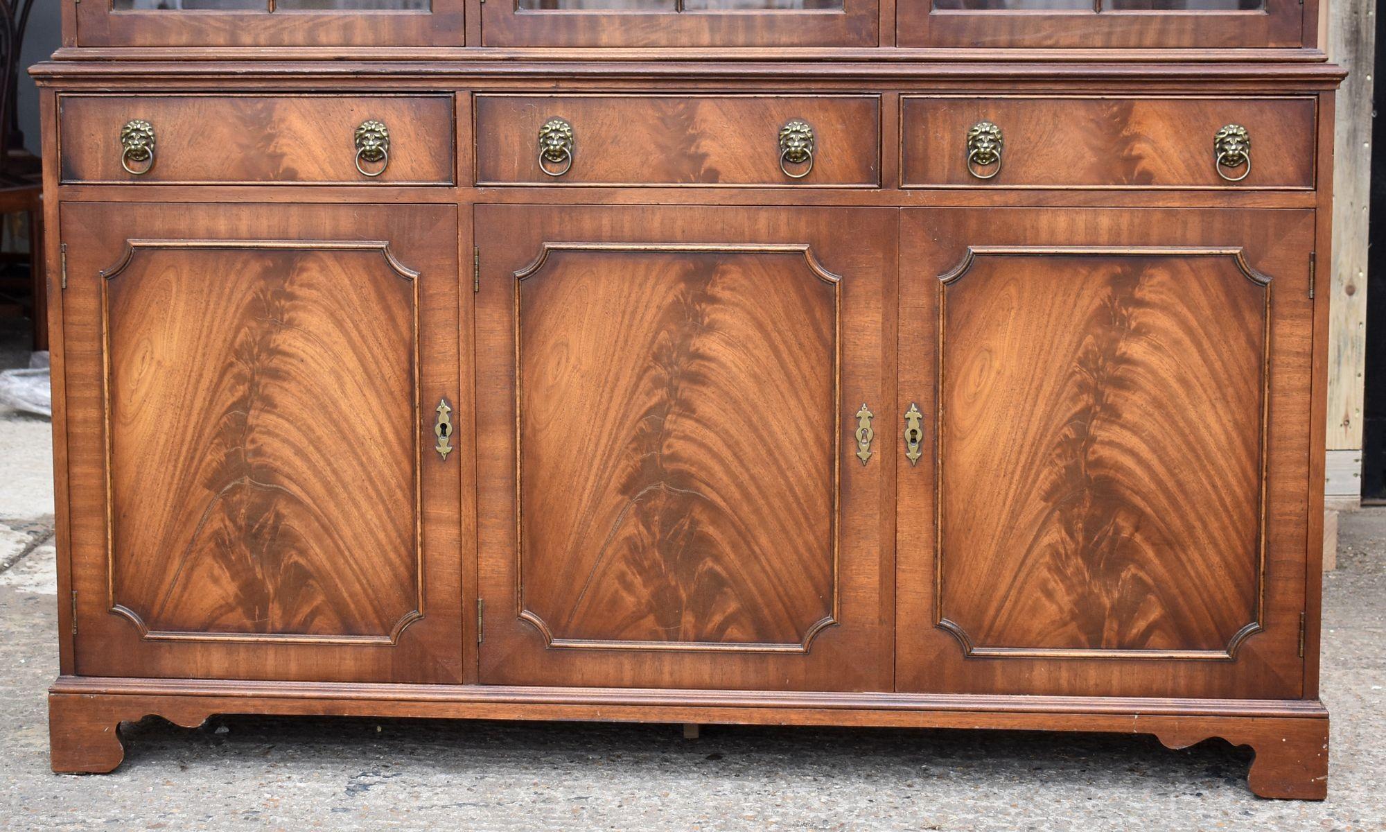 Large Mahogany Bookcase In Good Condition For Sale In Chelmsford, Essex