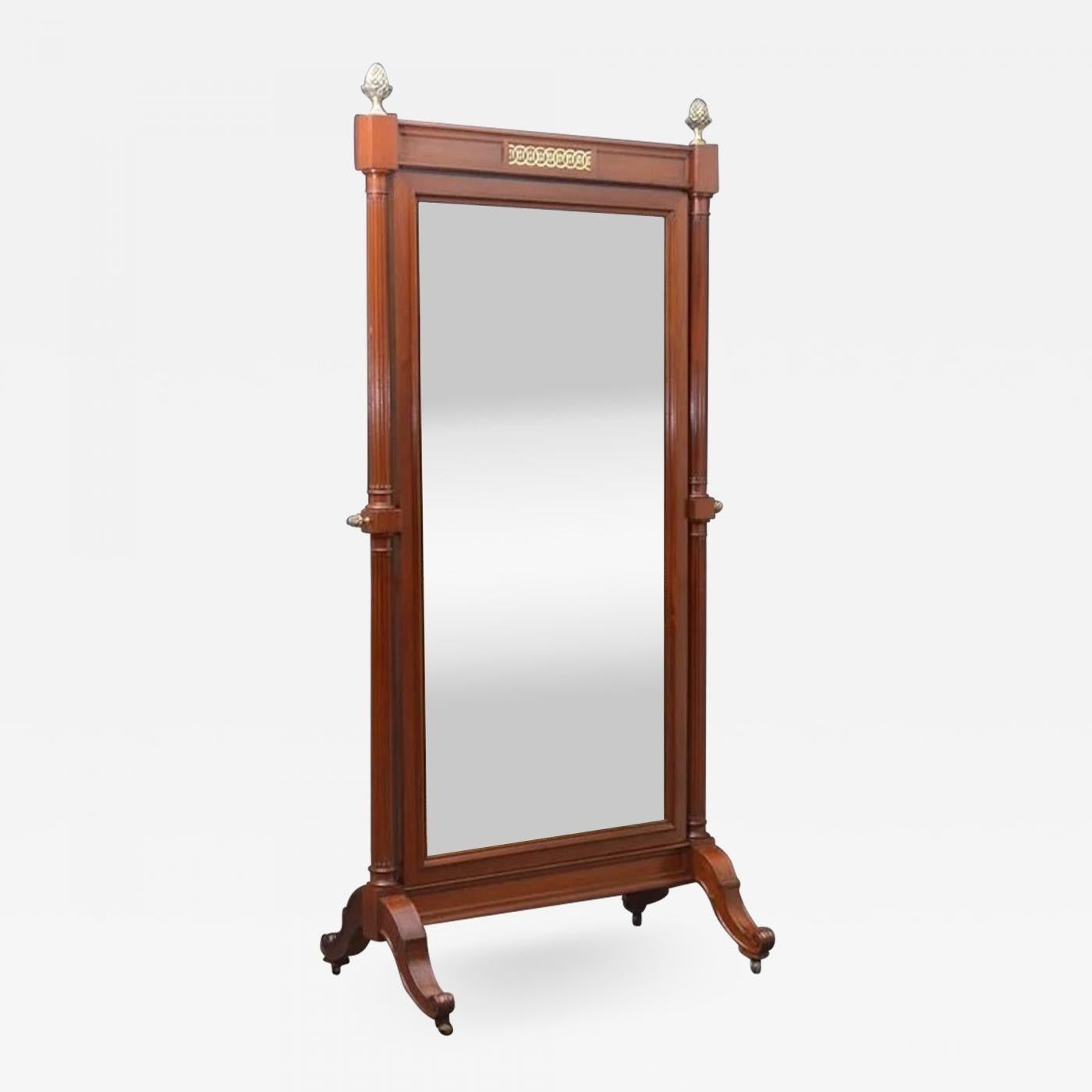 Sn4050 Superba specchiera chevale francese in mogano massiccio di qualità dal design elegante, con lastra di specchio originale con alcuni segni di foxing in una cornice modanata e supporti torniti e scanalati con fantastici terminali ad ananas in