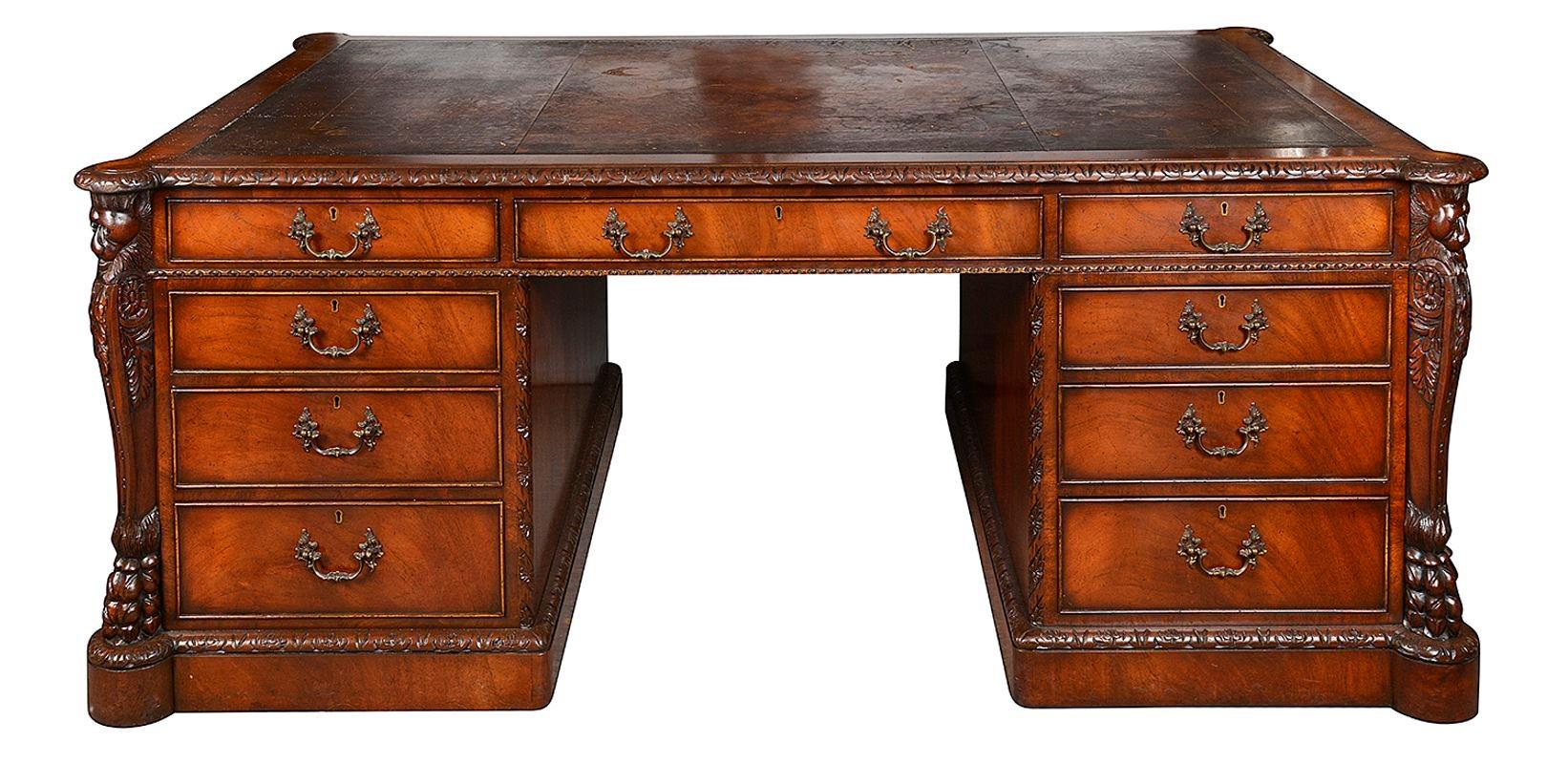 Bureau d'associés de style Chippendale en acajou de très bonne qualité, avec un dessus en cuir, une moulure sculptée sur le bord, quatre tiroirs gradués de chaque côté et un tiroir central en frise, des portes de placard au verso avec des tiroirs