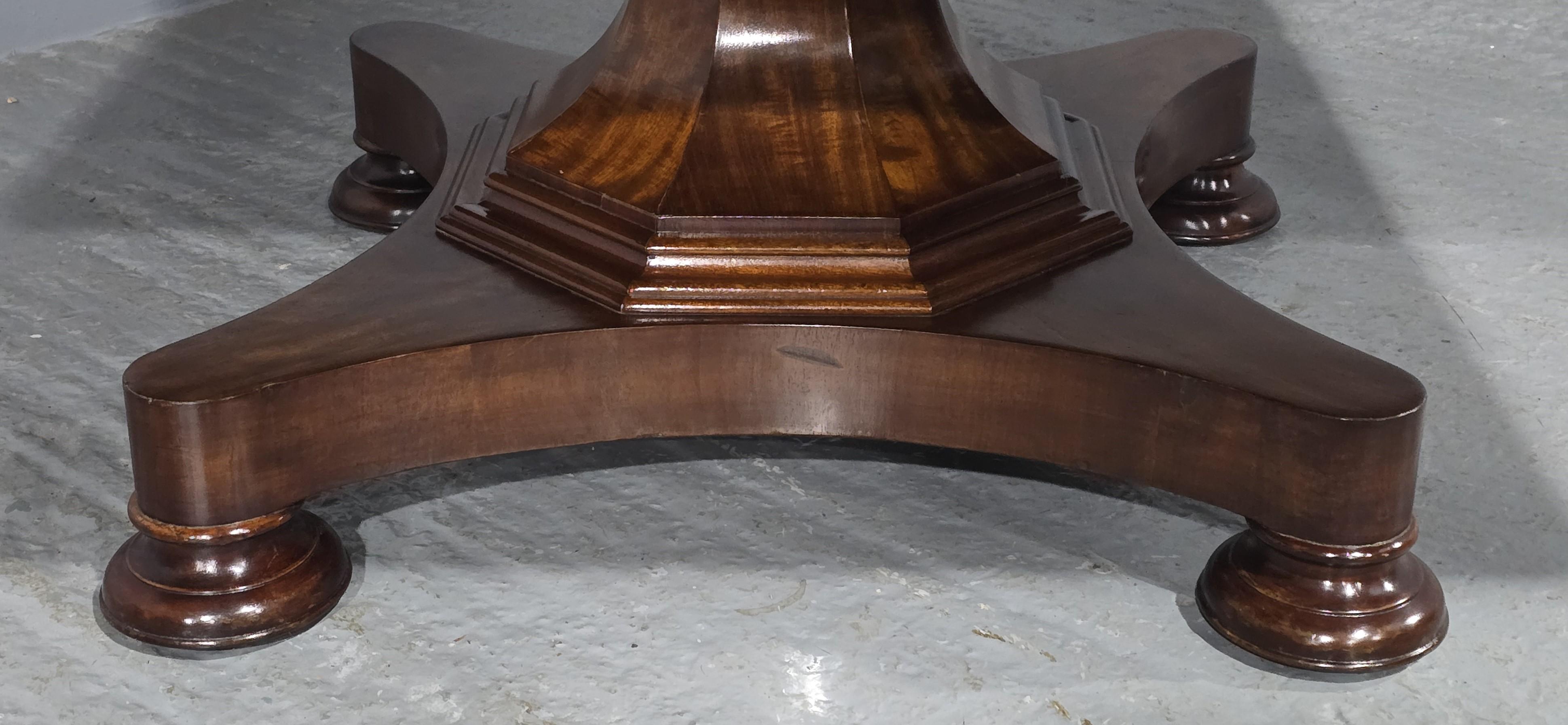 XIXe siècle Grande table basse en acajou en vente