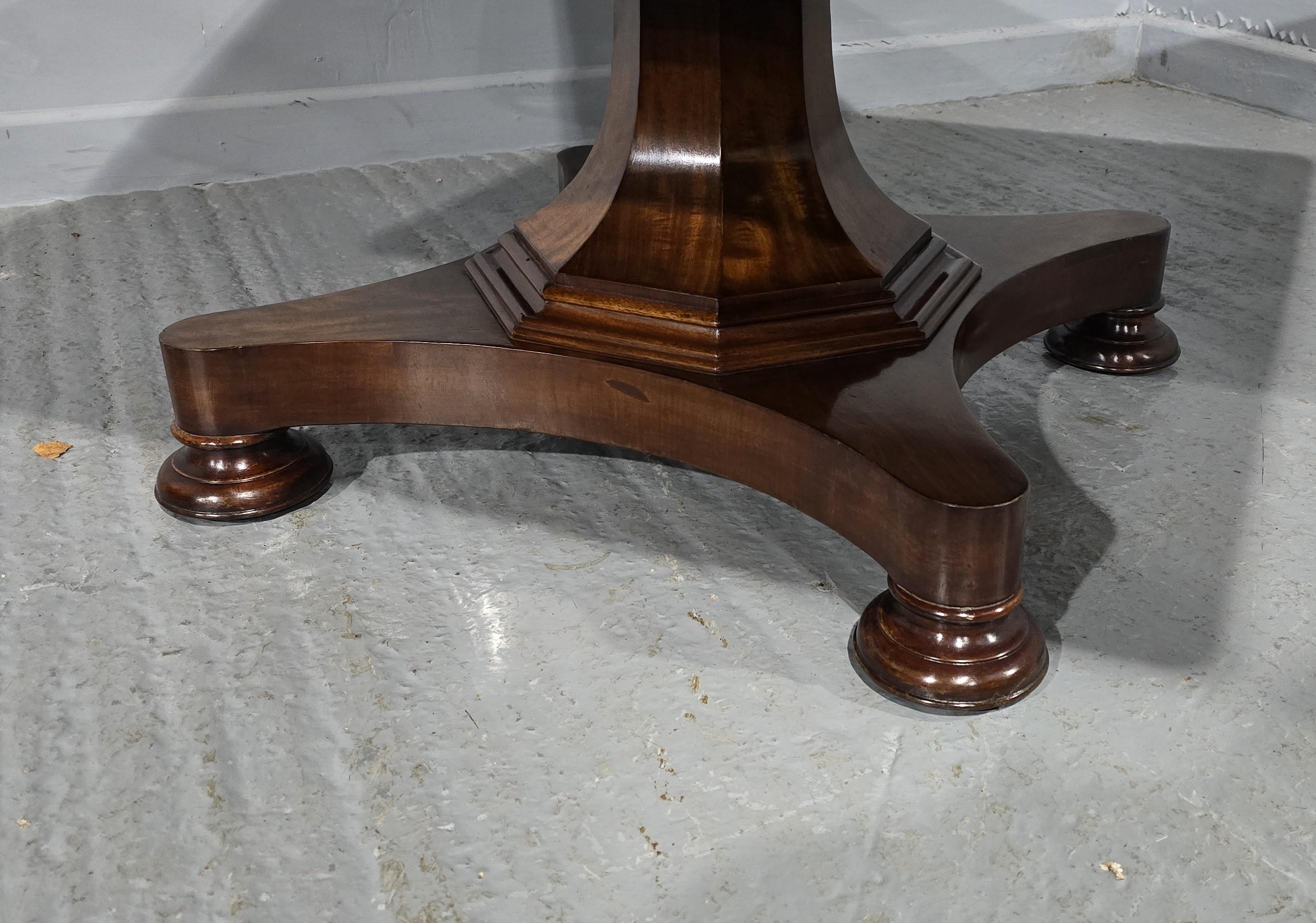 Grande table basse en acajou en vente 1