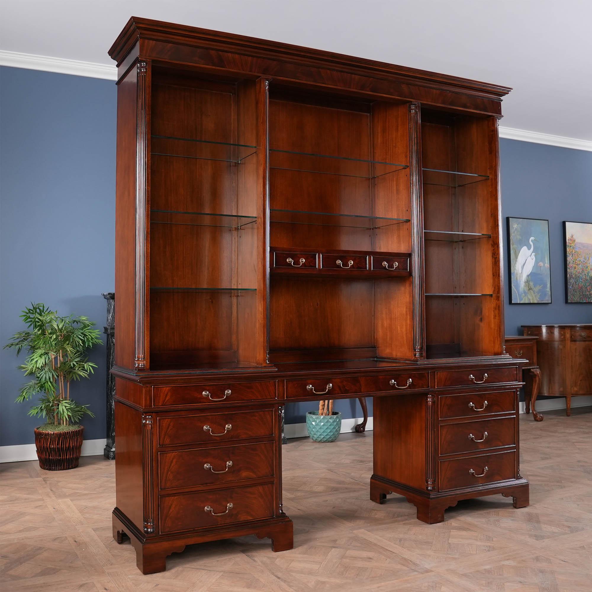 Decorativa e funzionale, questa grande credenza in quattro parti in mogano di Niagara Furniture può risolvere molte delle tue esigenze di archiviazione ed esposizione sia a casa che sul posto di lavoro. La parte superiore è ora dotata di ripiani in