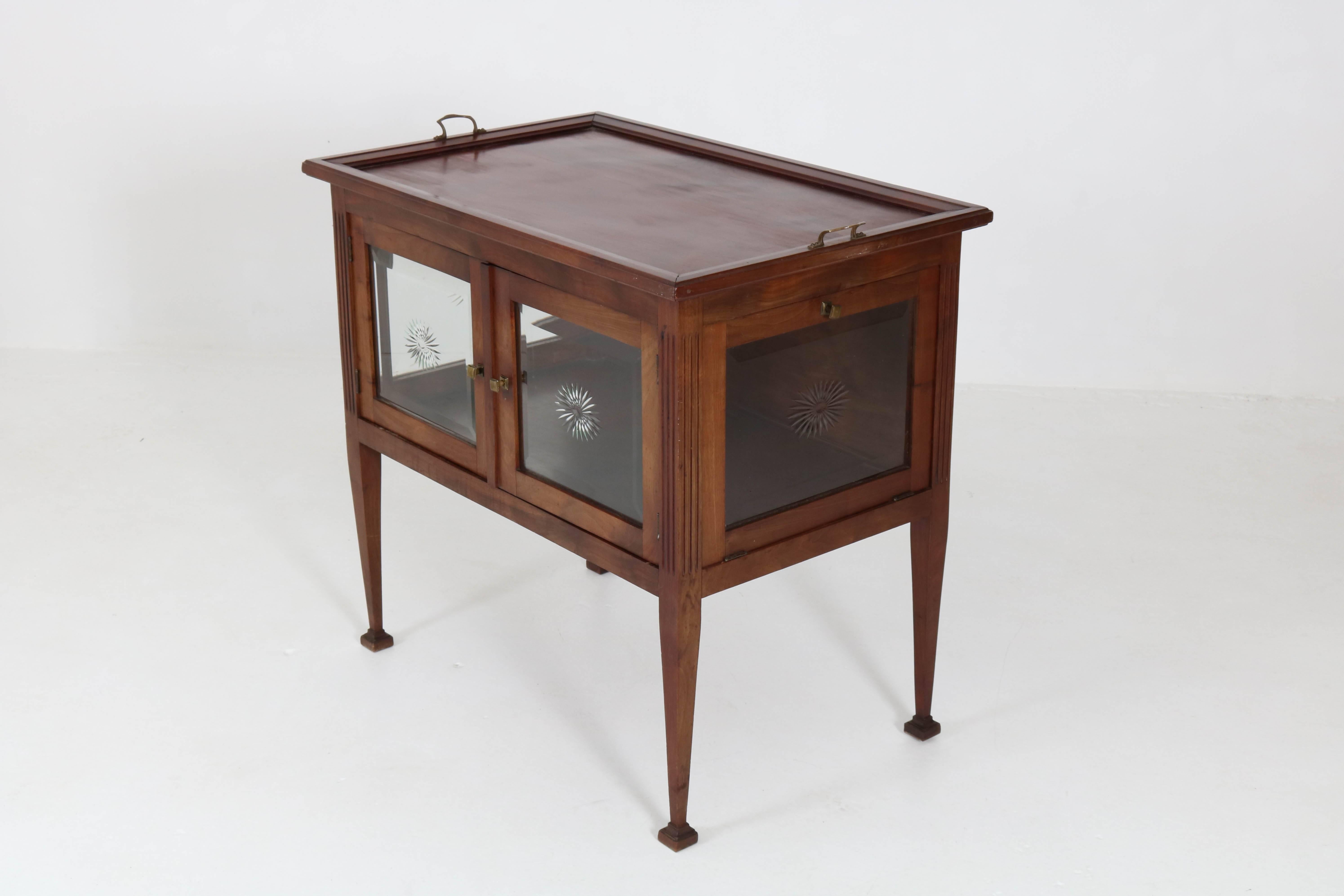Impresionante y gran mueble de té Art Nouveau holandés con bandeja, años 1900.
Caoba maciza con pomos originales de latón en las puertas.
Las cuatro puertas tienen cristales biselados originales con decoración grabada.
En buen estado original con