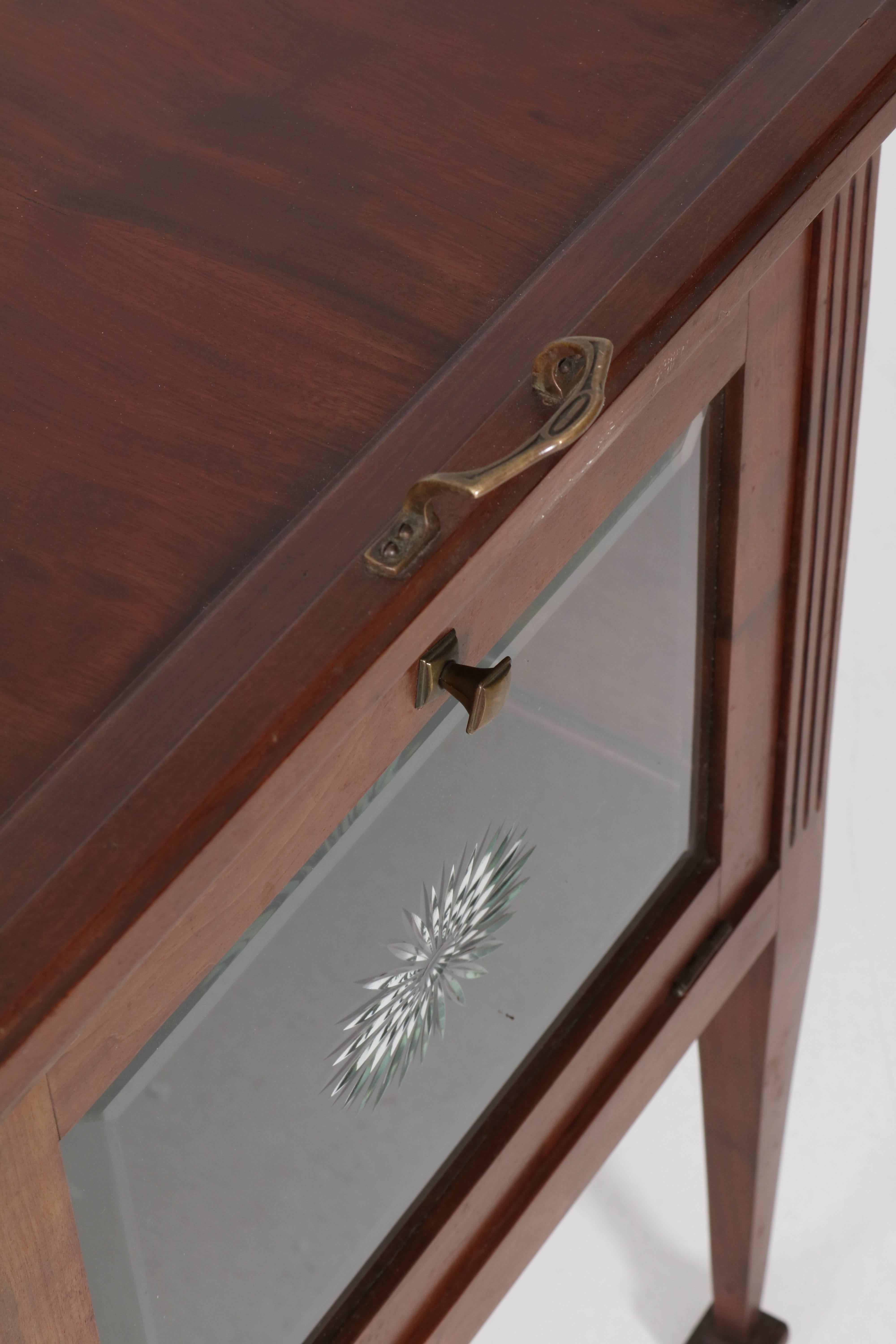 Gran gabinete de té Art Nouveau holandés de caoba con bandeja, 1900 Biselado
