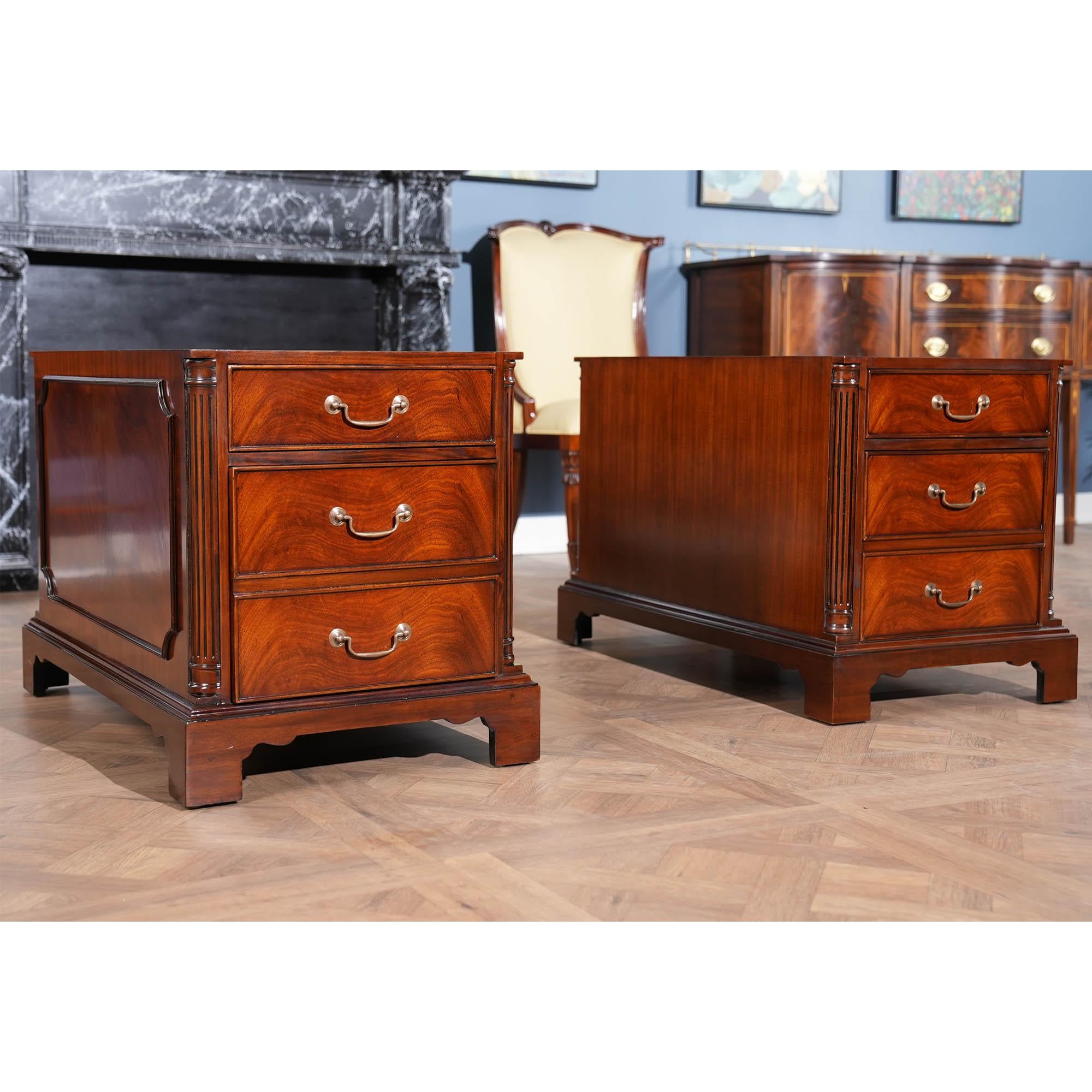 Adecuado tanto para el lugar de trabajo como para el despacho en casa, el escritorio ejecutivo grande de caoba de Niagara Furniture con tapa de piel labrada es decorativo y funcional a la vez. Construida en tres secciones para facilitar su manejo e
