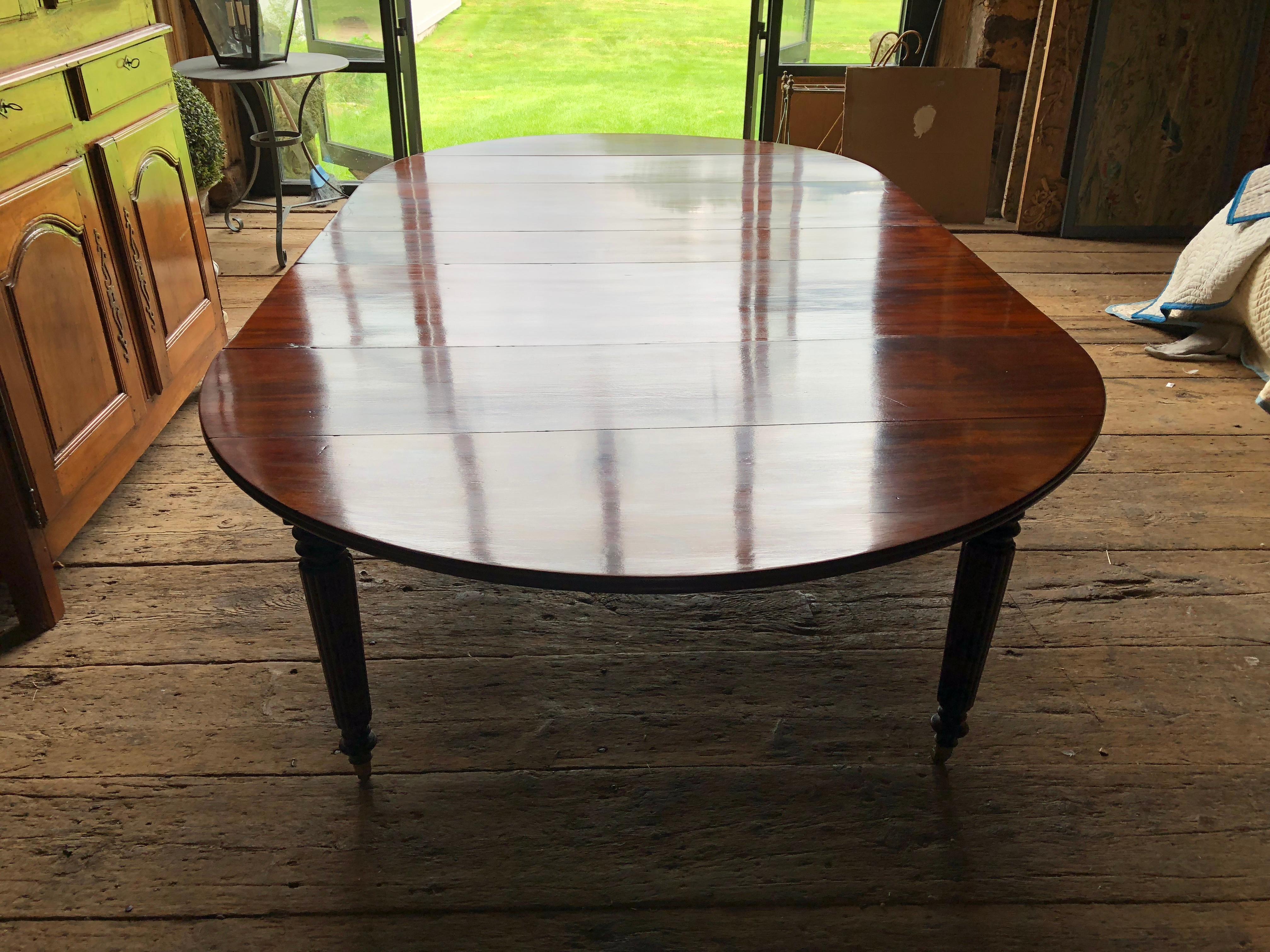 Large Mahogany Expanding Dining Table, French, 19th Century In Good Condition In Doylestown, PA
