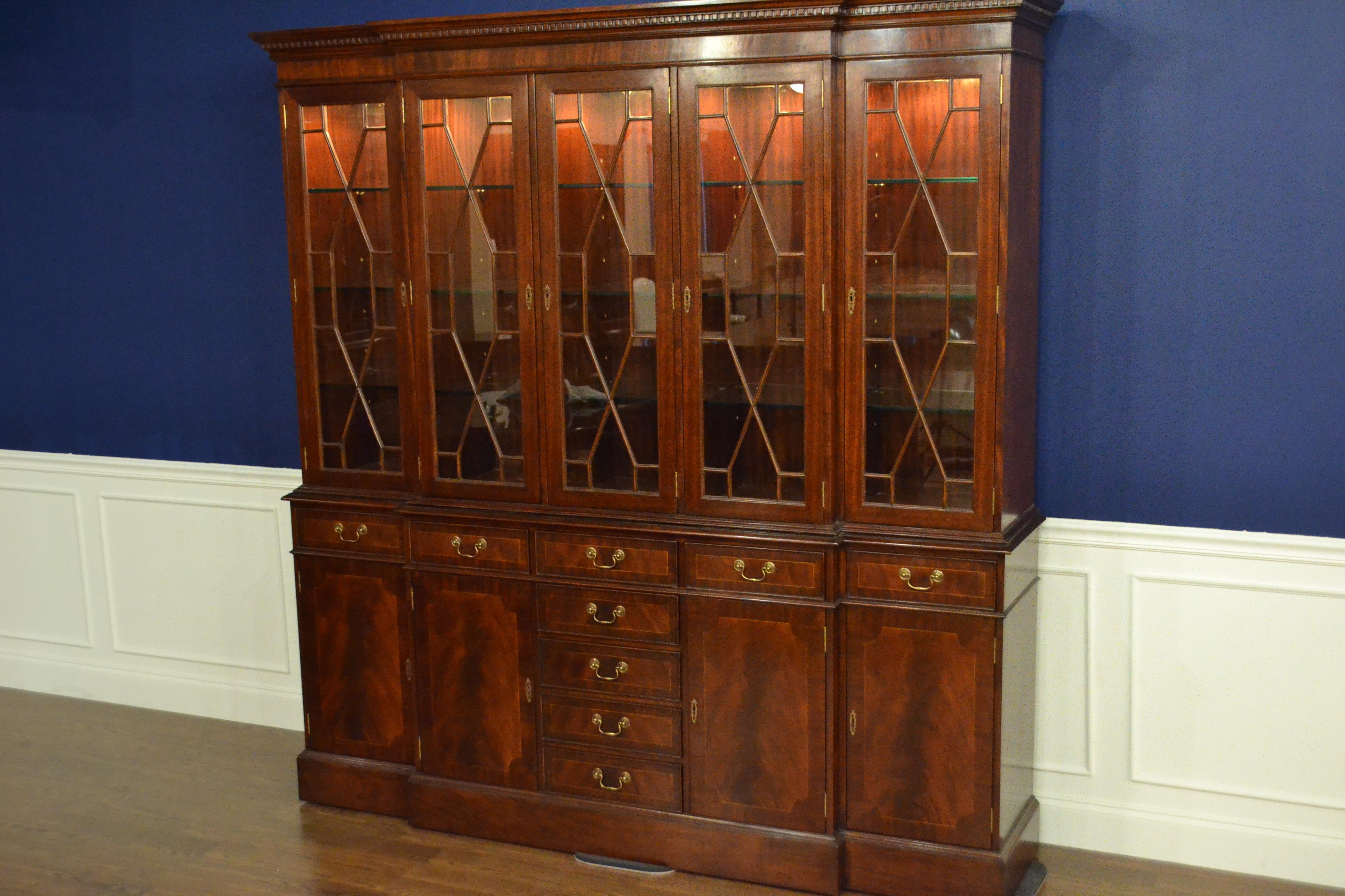 Gran armario chino de caoba de estilo georgiano con librería de cinco puertas, de Leighton Hall Estadounidense en venta