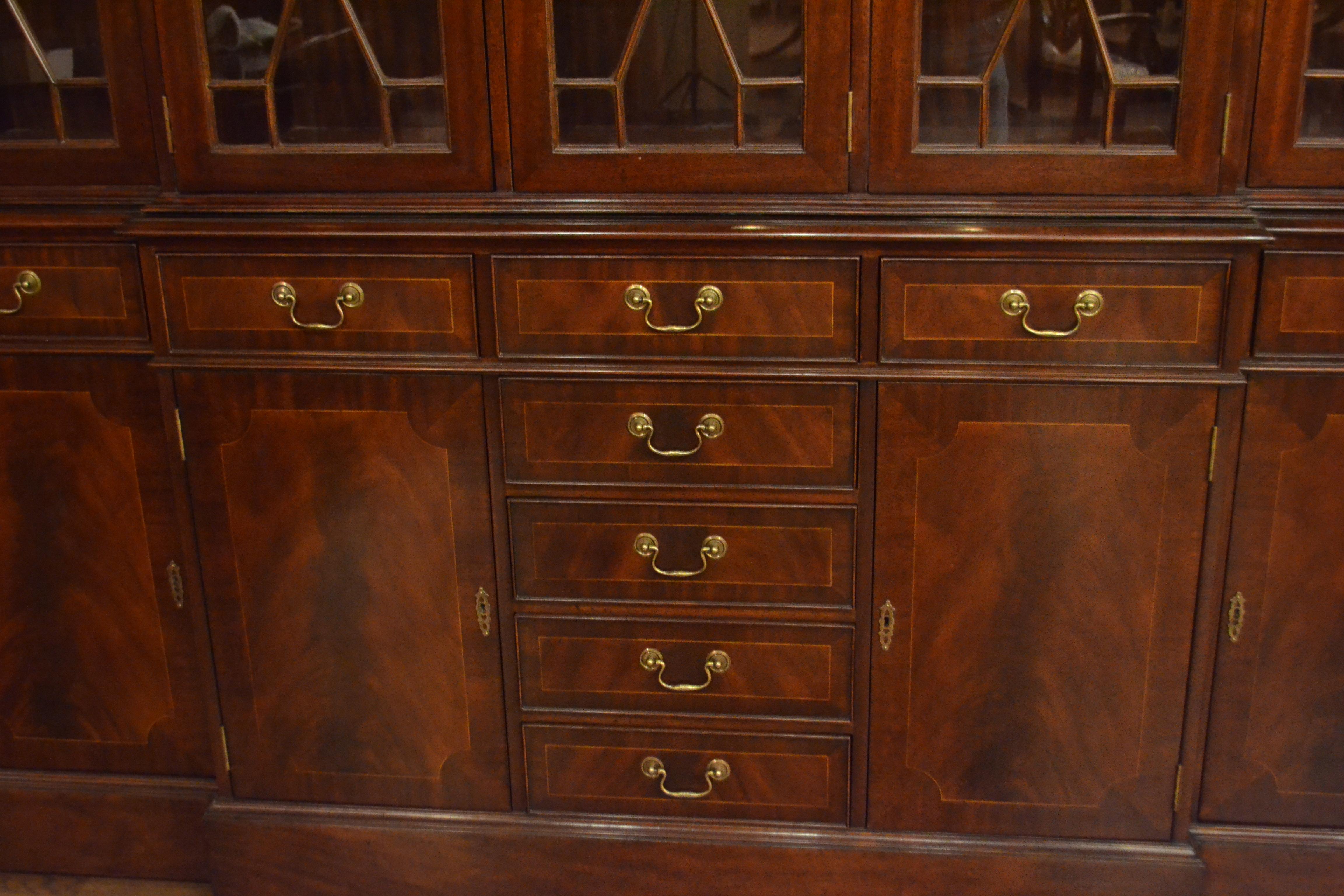Gran armario chino de caoba de estilo georgiano con librería de cinco puertas, de Leighton Hall Siglo XXI y contemporáneo en venta
