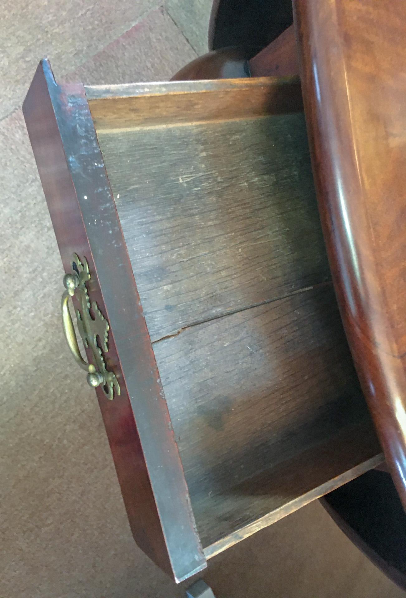 Large Mahogany Oval Queen Anne Drop Leaf Dining Table/ Console In Good Condition In Savannah, GA