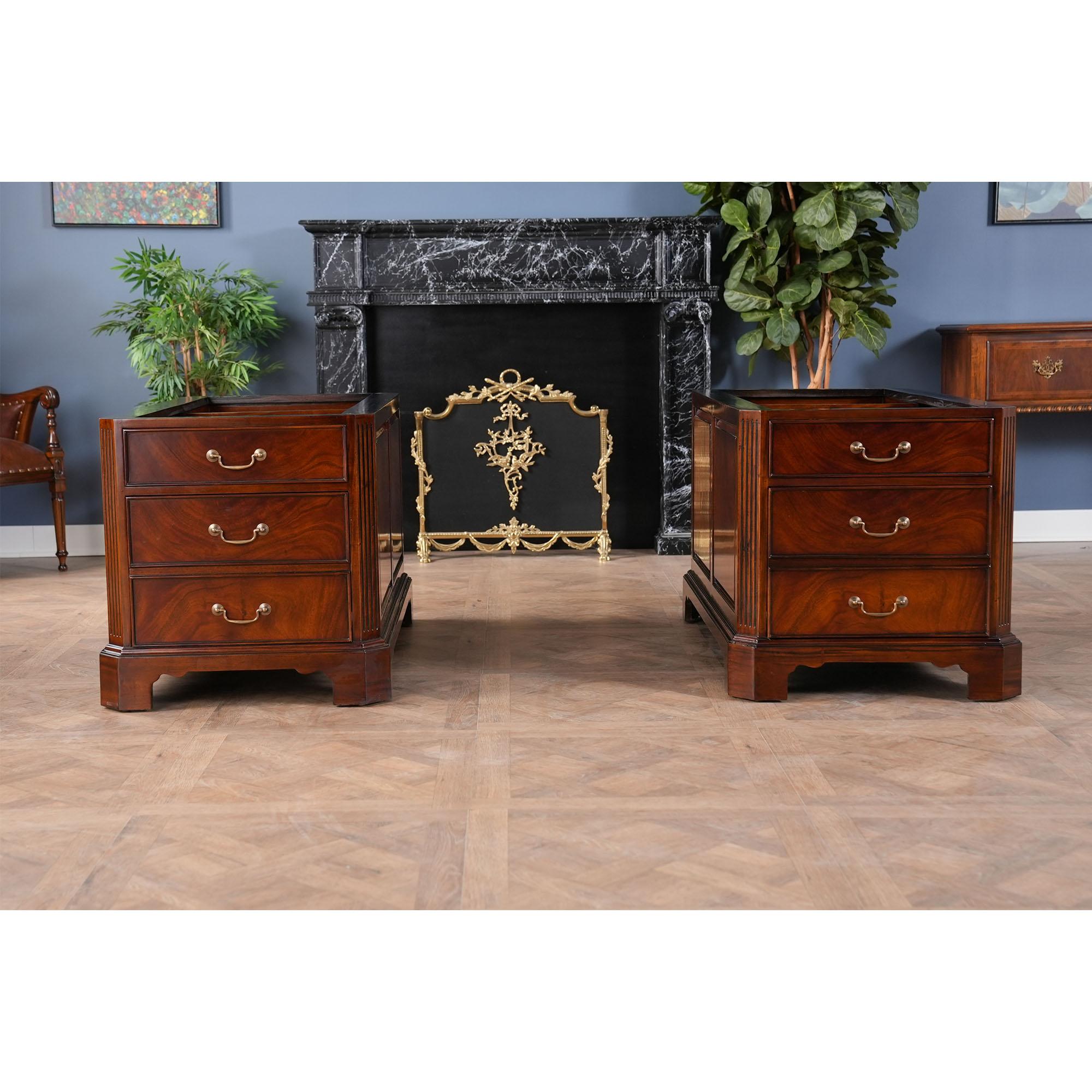 El Escritorio Partner Grande de Caoba es el escritorio más grande de la colección Niagara Furniture. Este escritorio hace juego con otras piezas que producimos en la familia Penhurst, consulta los enlaces siguientes para ver productos relacionados.