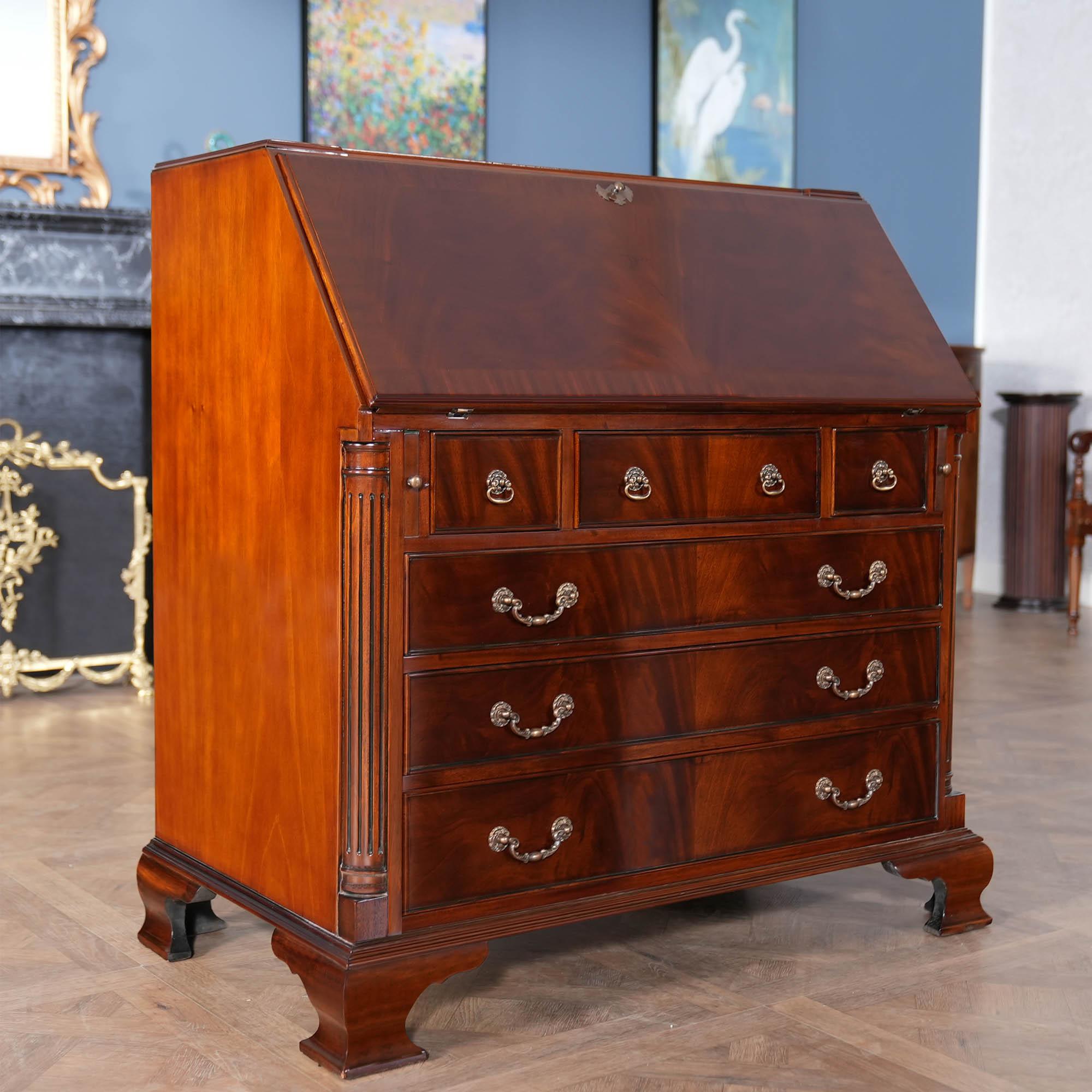 Inspiré d'un bureau et d'une bibliothèque antiques, ce grand bureau secrétaire en acajou de Niagara Furniture est impressionnant par son design et son échelle. Fabriquée en acajou magnifiquement grainé, la bibliothèque est dotée d'un fronton