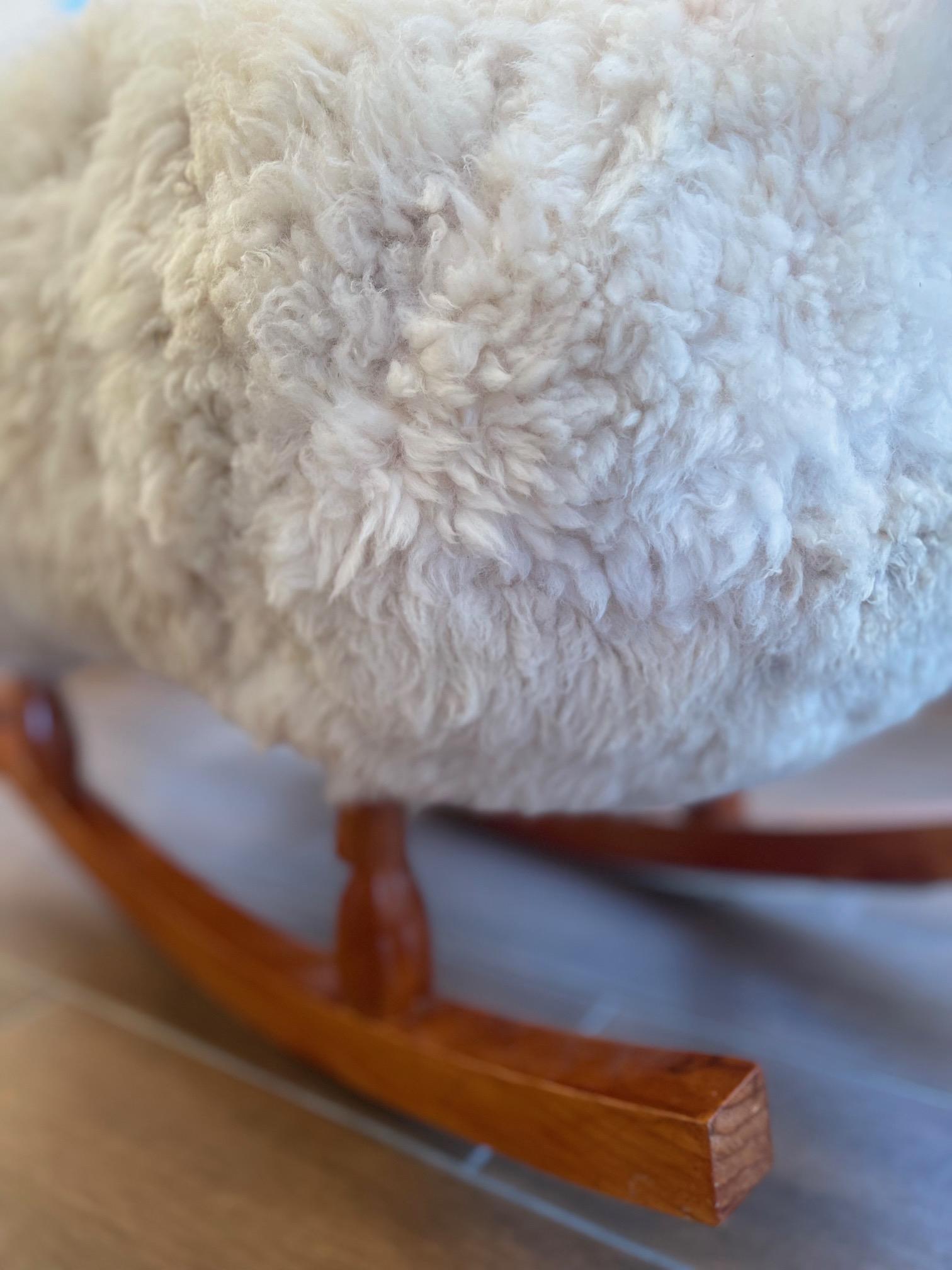 Large Mahogany Sheep Rocker in White Wool In New Condition For Sale In Saint Louis, US
