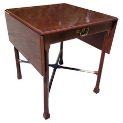 Grande table d'appoint en acajou avec un seul tiroir et des bandes en forme de feuilles tombantes et une traverse